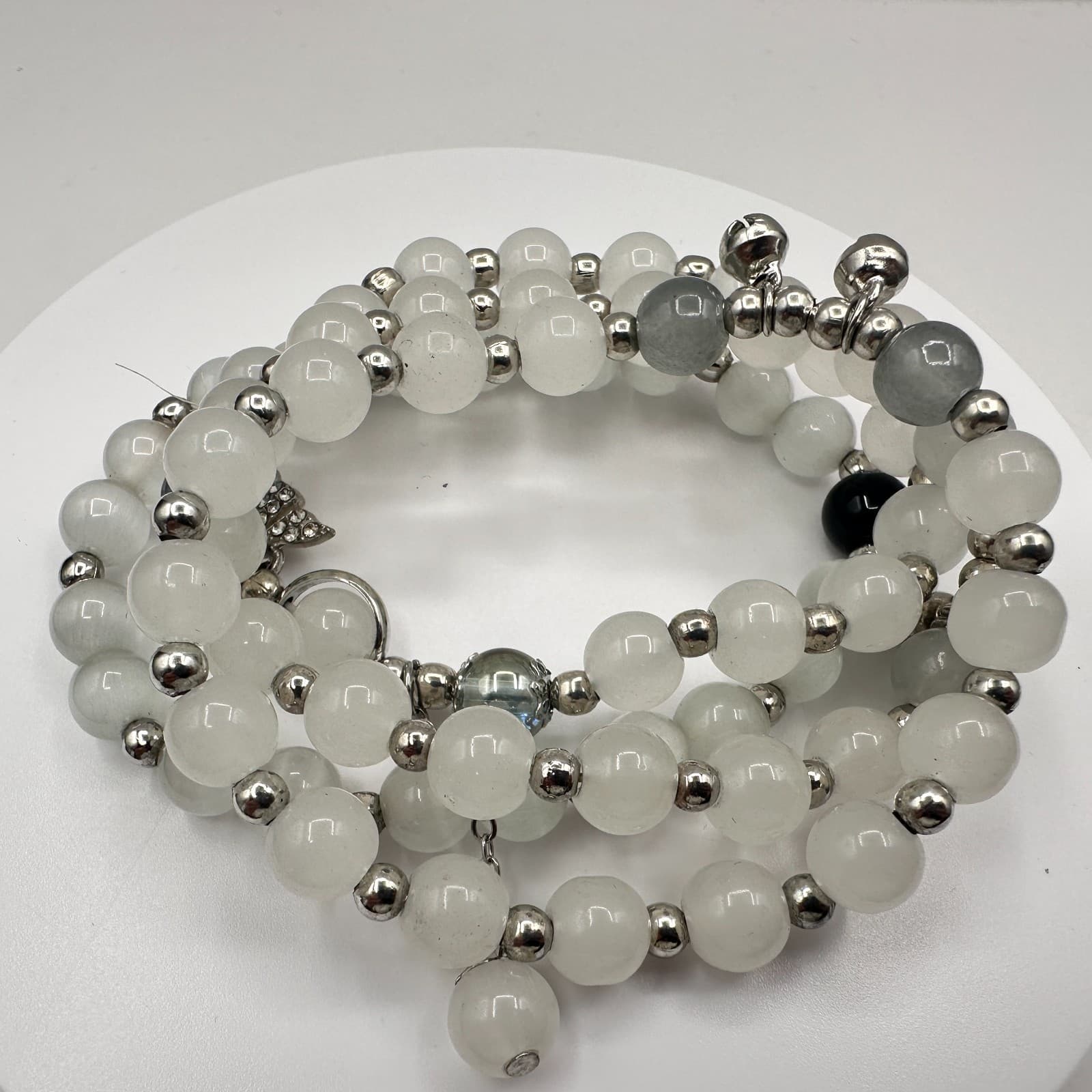 Vintage 90s White Glass Beaded Memory Wire Wrap Bracelet Silver Tone Jewelry - Thumbnail 3