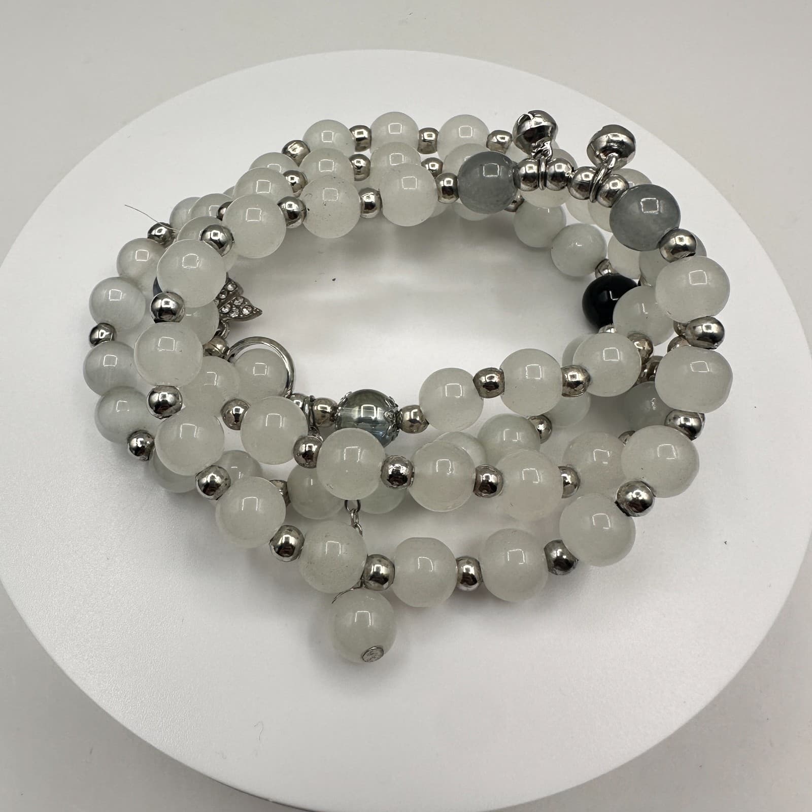 Vintage 90s White Glass Beaded Memory Wire Wrap Bracelet Silver Tone Jewelry - Image 1