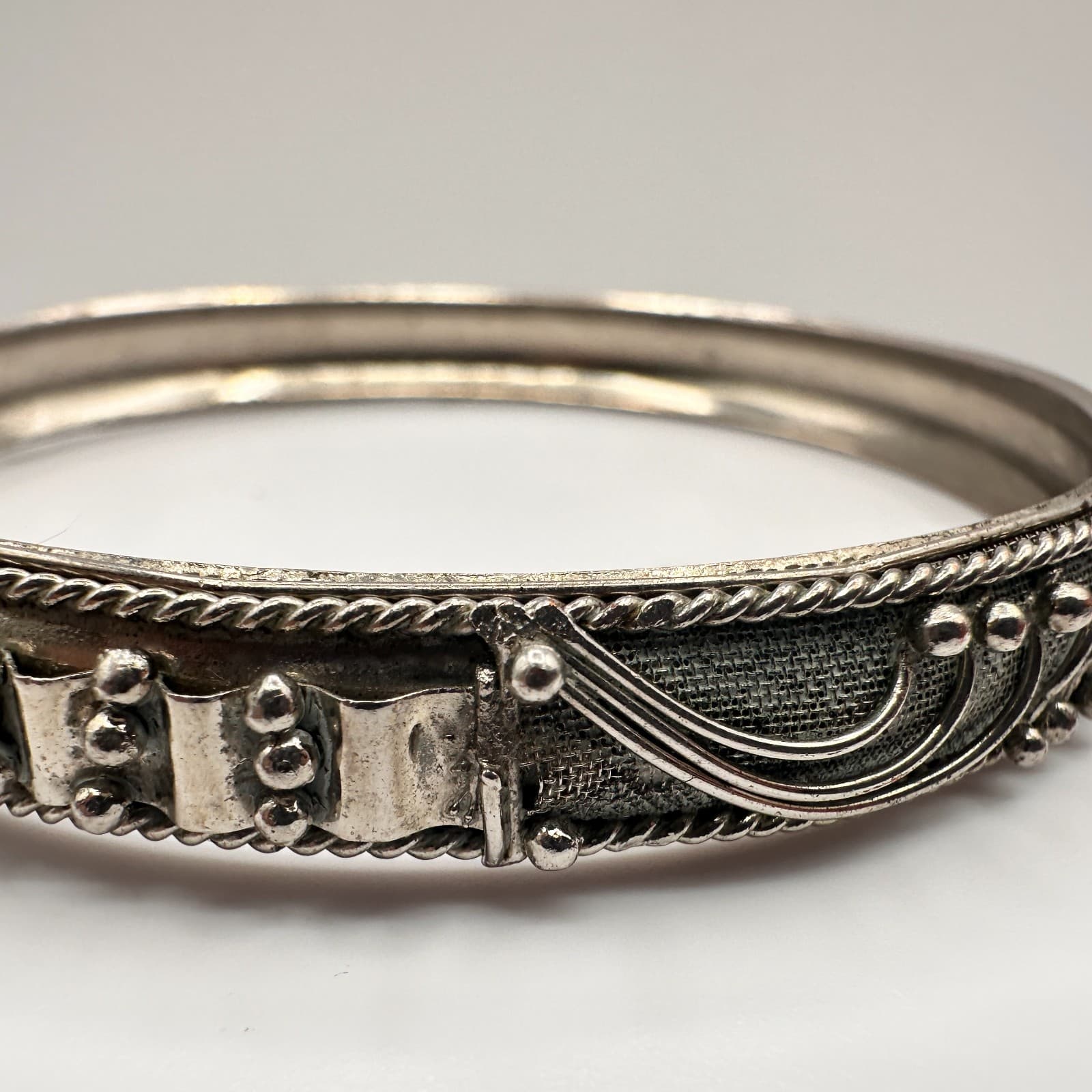 Vintage 80s 90s Silver Tone Textured Bracelet Women's Classic Fashion Jewelry - Thumbnail 4