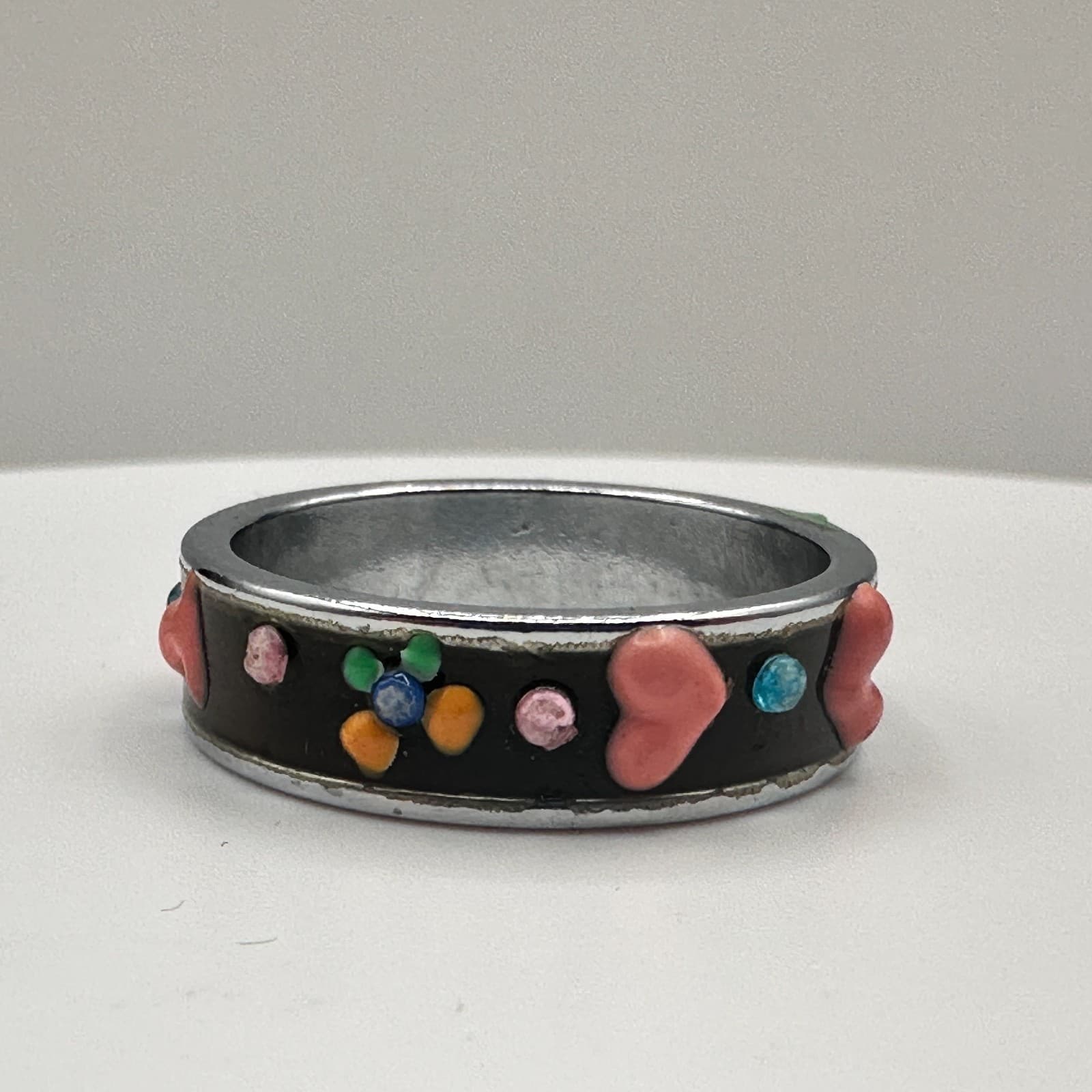 Vintage 90s Y2K Enamel Heart Band Ring Silver Tone Boho Women's Classic Jewelry - Image 1