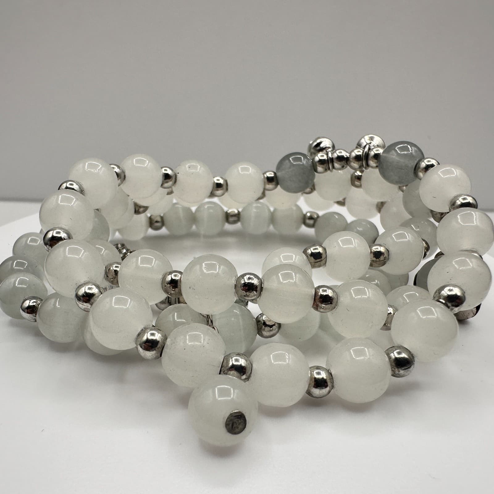 Vintage 90s White Glass Beaded Memory Wire Wrap Bracelet Silver Tone Jewelry - Thumbnail 2
