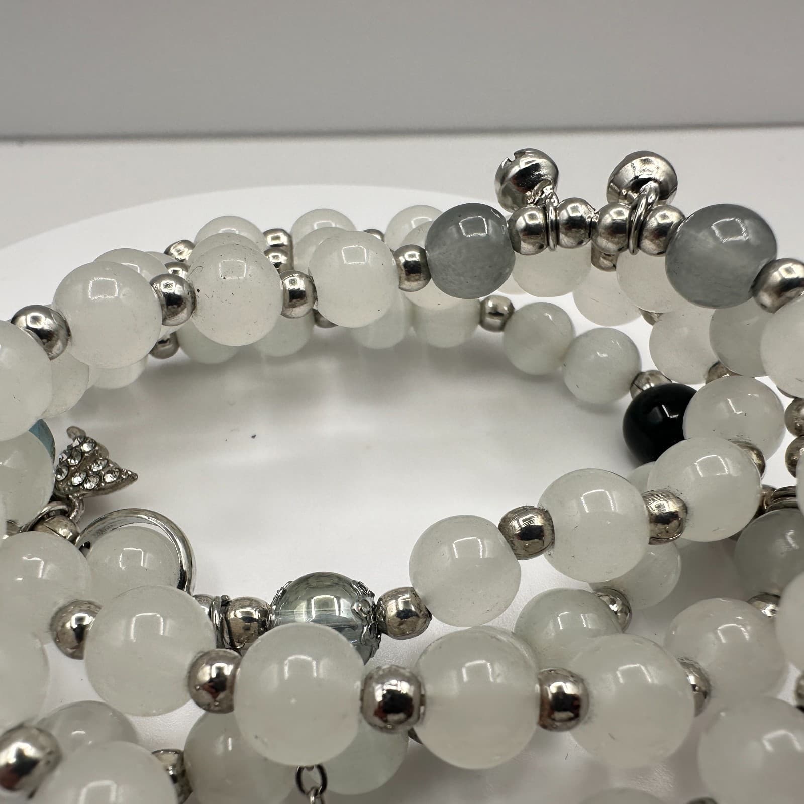 Vintage 90s White Glass Beaded Memory Wire Wrap Bracelet Silver Tone Jewelry - Thumbnail 4