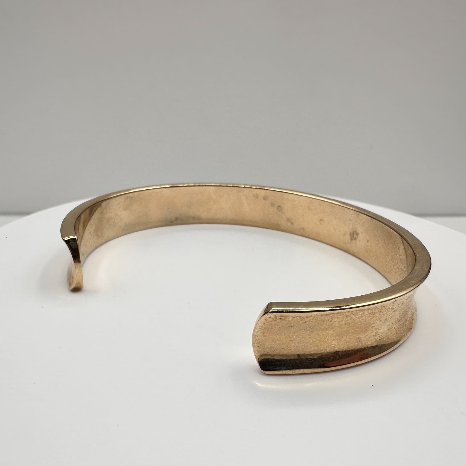 Vintage 90s Gold Tone Concave Cuff Bracelet Minimalist Women's Classic Jewelry - Thumbnail 4