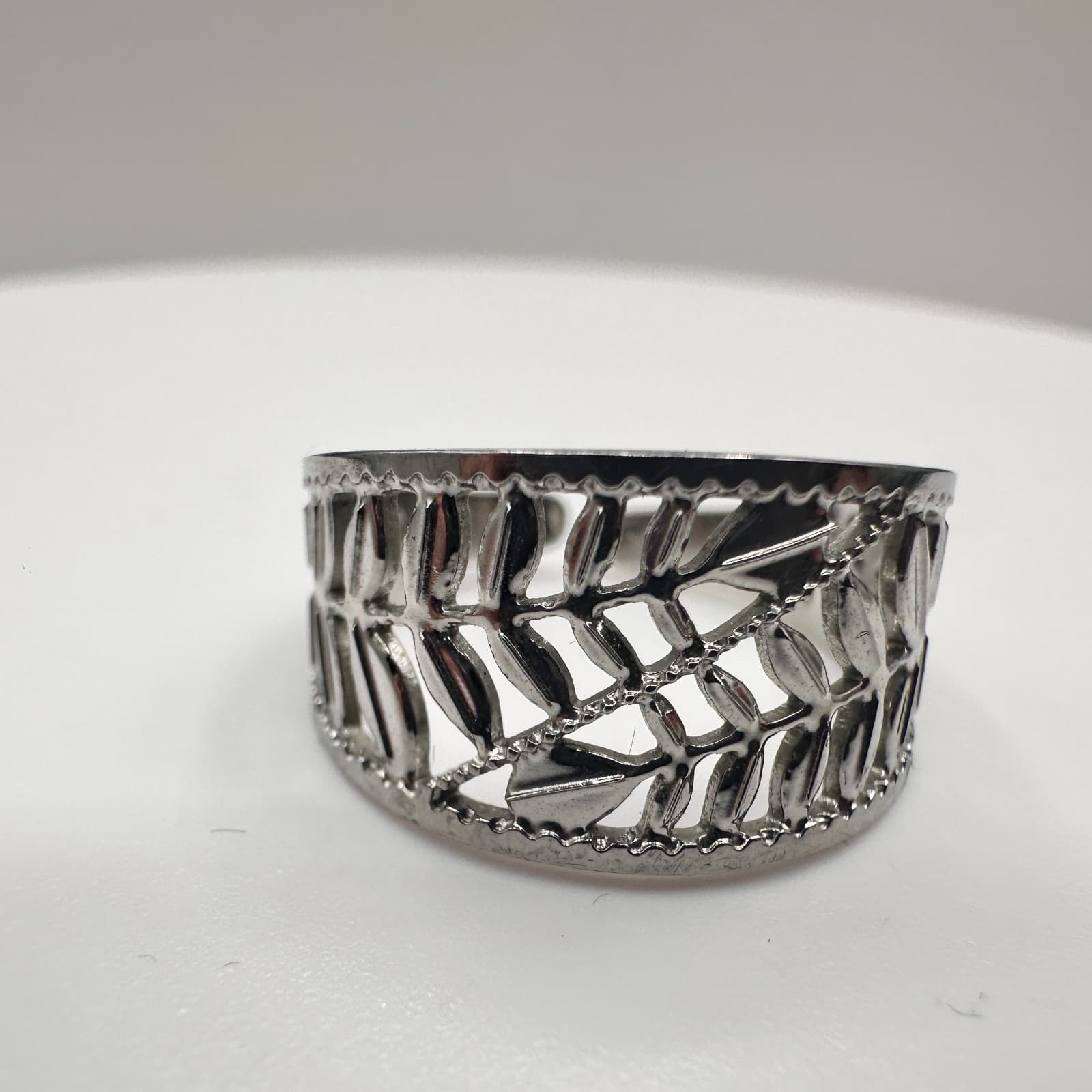 Vintage 90s Leaf Cutout Band Ring Silver Tone Women's Classic Fashion Jewelry - Thumbnail 2