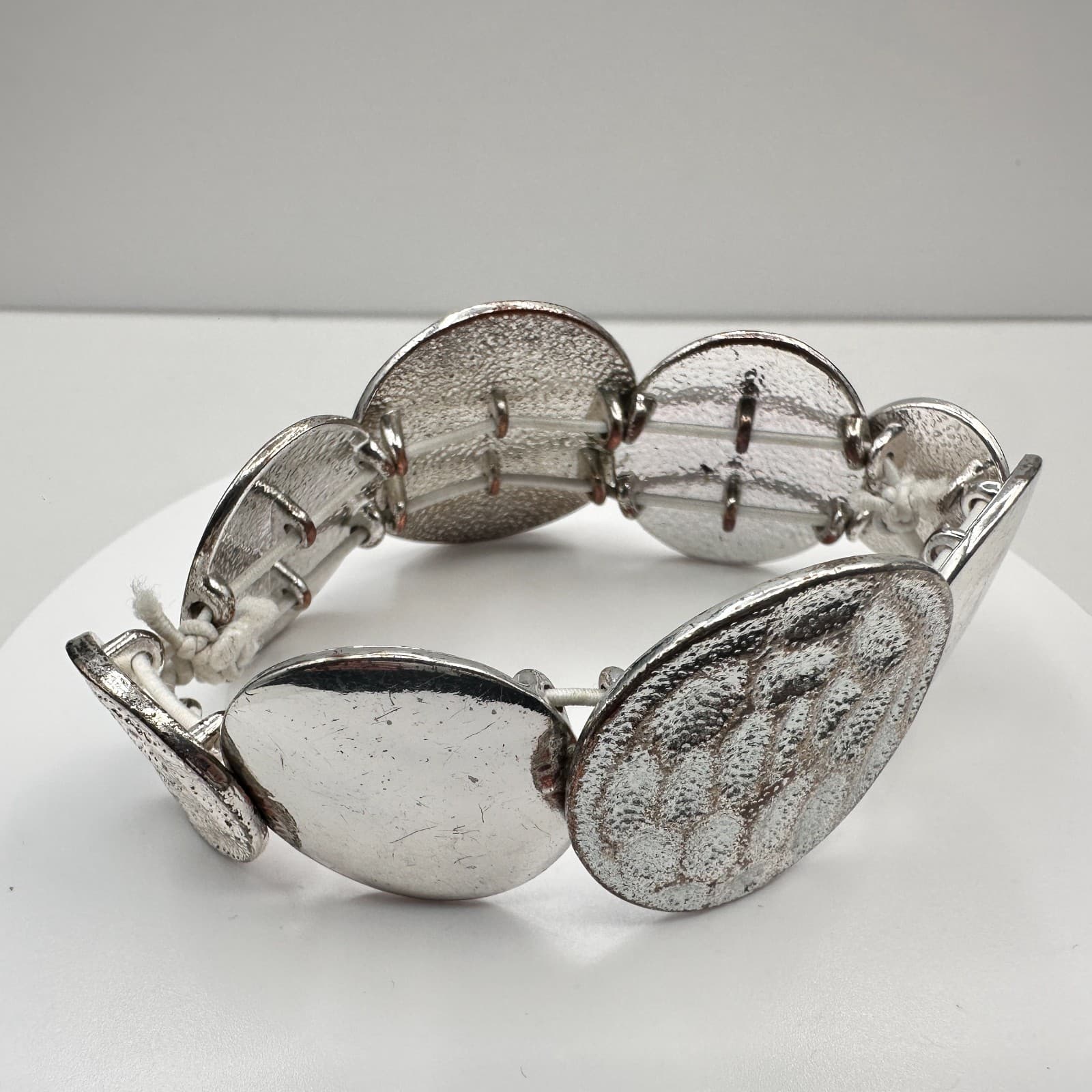 Vintage 90s Silver Tone Hammered Disk Stretch Bracelet Boho Statement Jewelry - Thumbnail 2