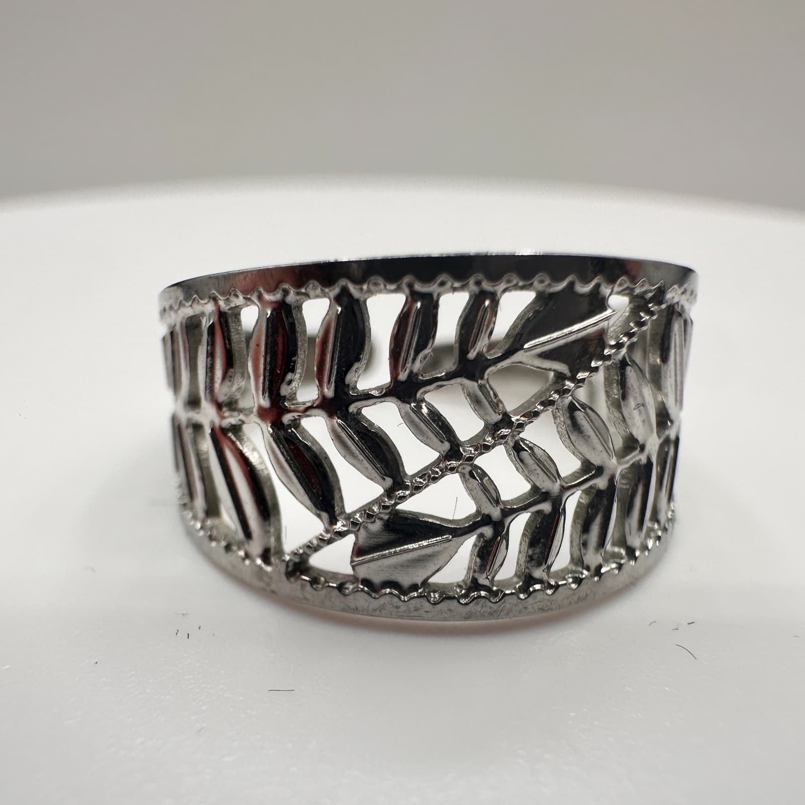 Vintage 90s Leaf Cutout Band Ring Silver Tone Women's Classic Fashion Jewelry - Thumbnail 5