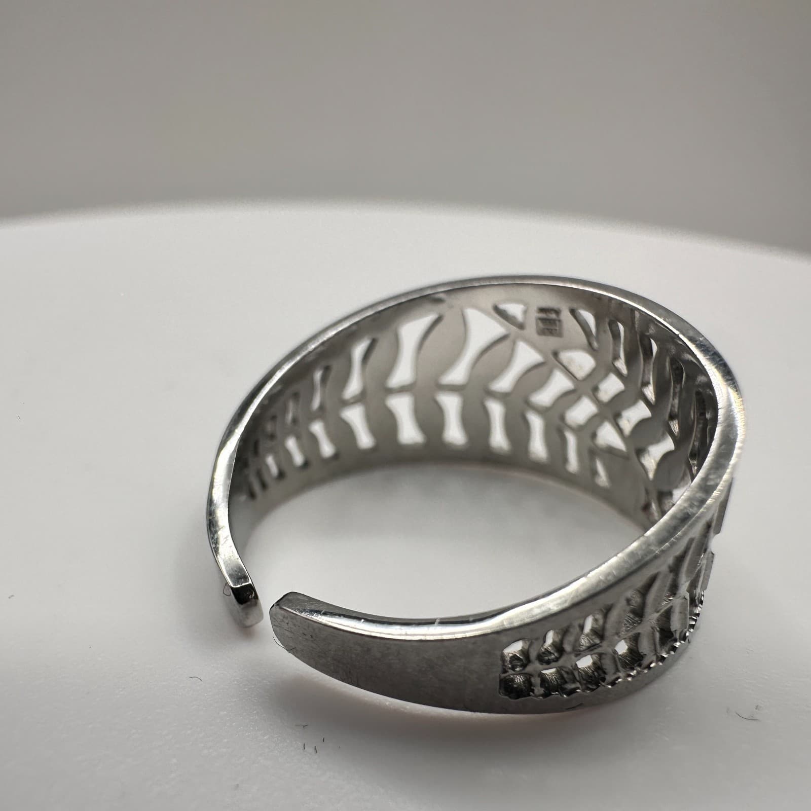 Vintage 90s Leaf Cutout Band Ring Silver Tone Women's Classic Fashion Jewelry - Thumbnail 4