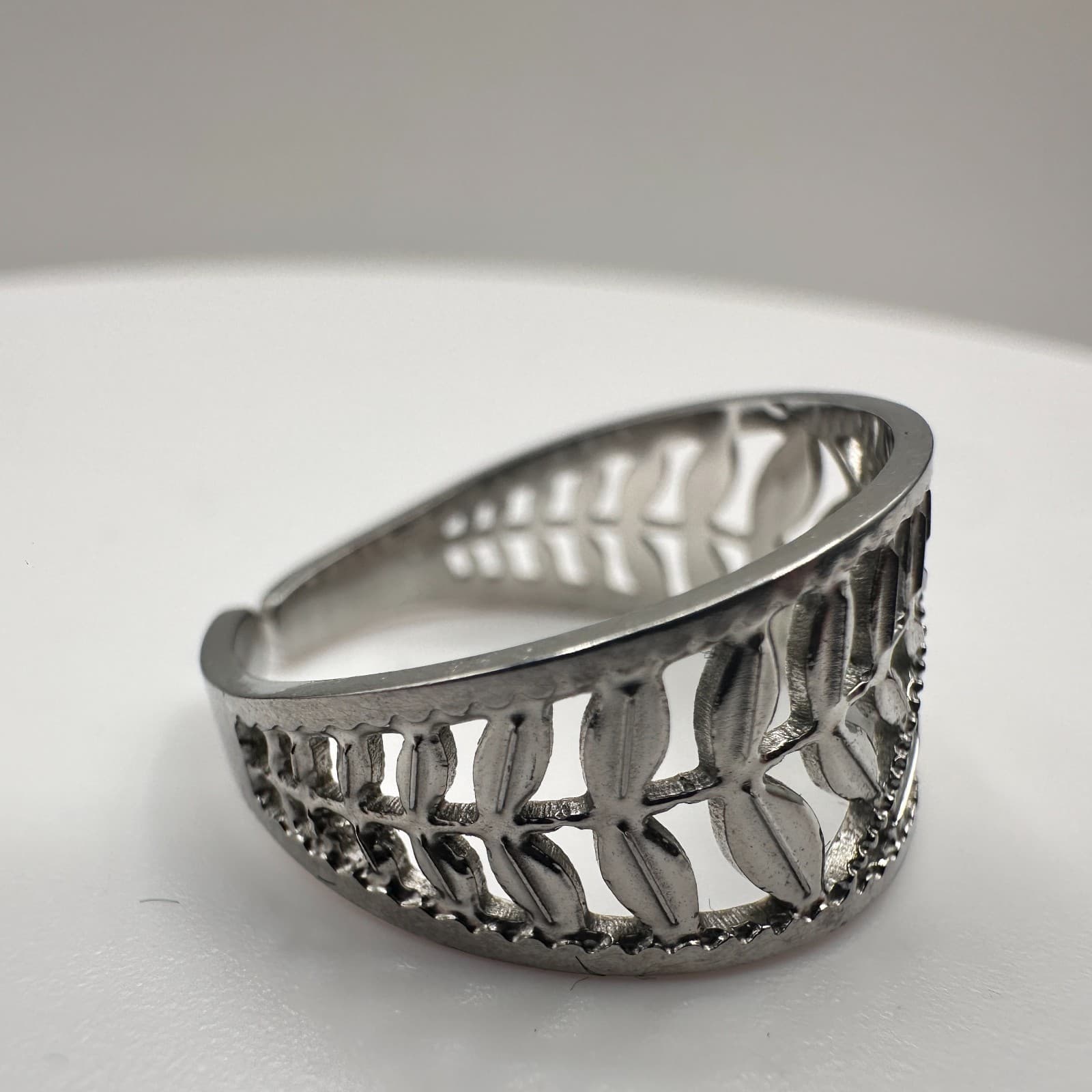 Vintage 90s Leaf Cutout Band Ring Silver Tone Women's Classic Fashion Jewelry - Thumbnail 3