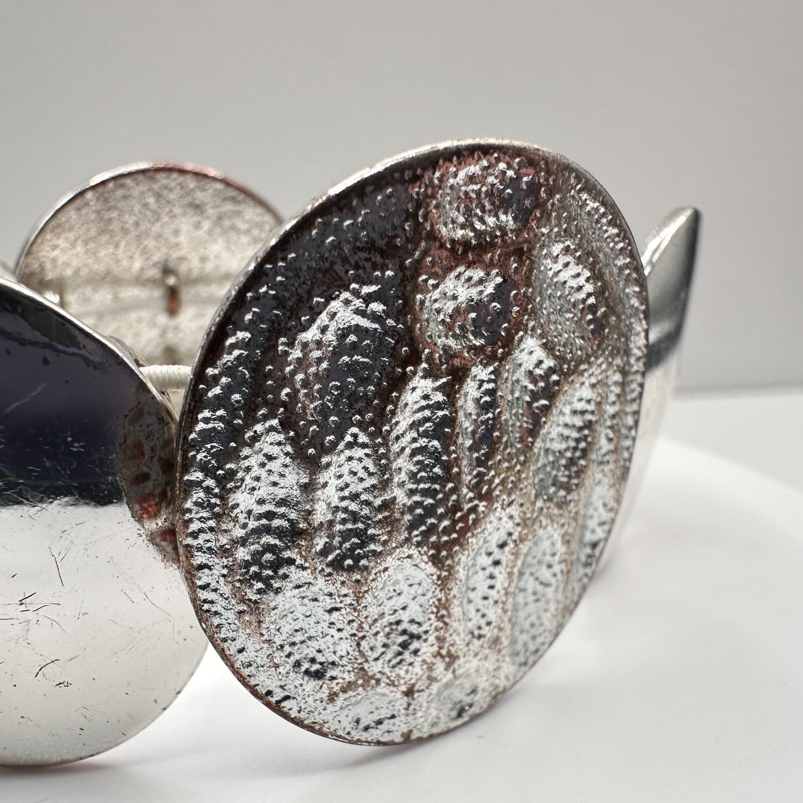 Vintage 90s Silver Tone Hammered Disk Stretch Bracelet Boho Statement Jewelry - Thumbnail 4