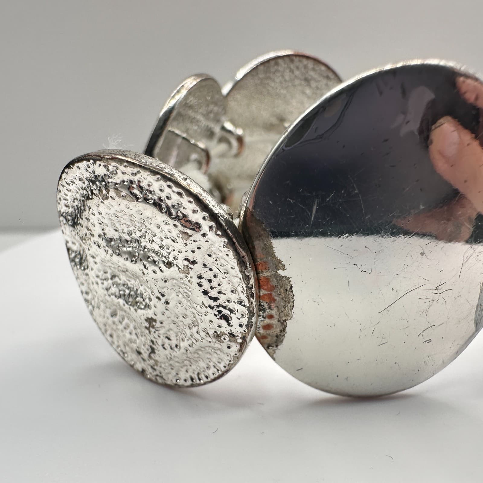 Vintage 90s Silver Tone Hammered Disk Stretch Bracelet Boho Statement Jewelry - Thumbnail 3