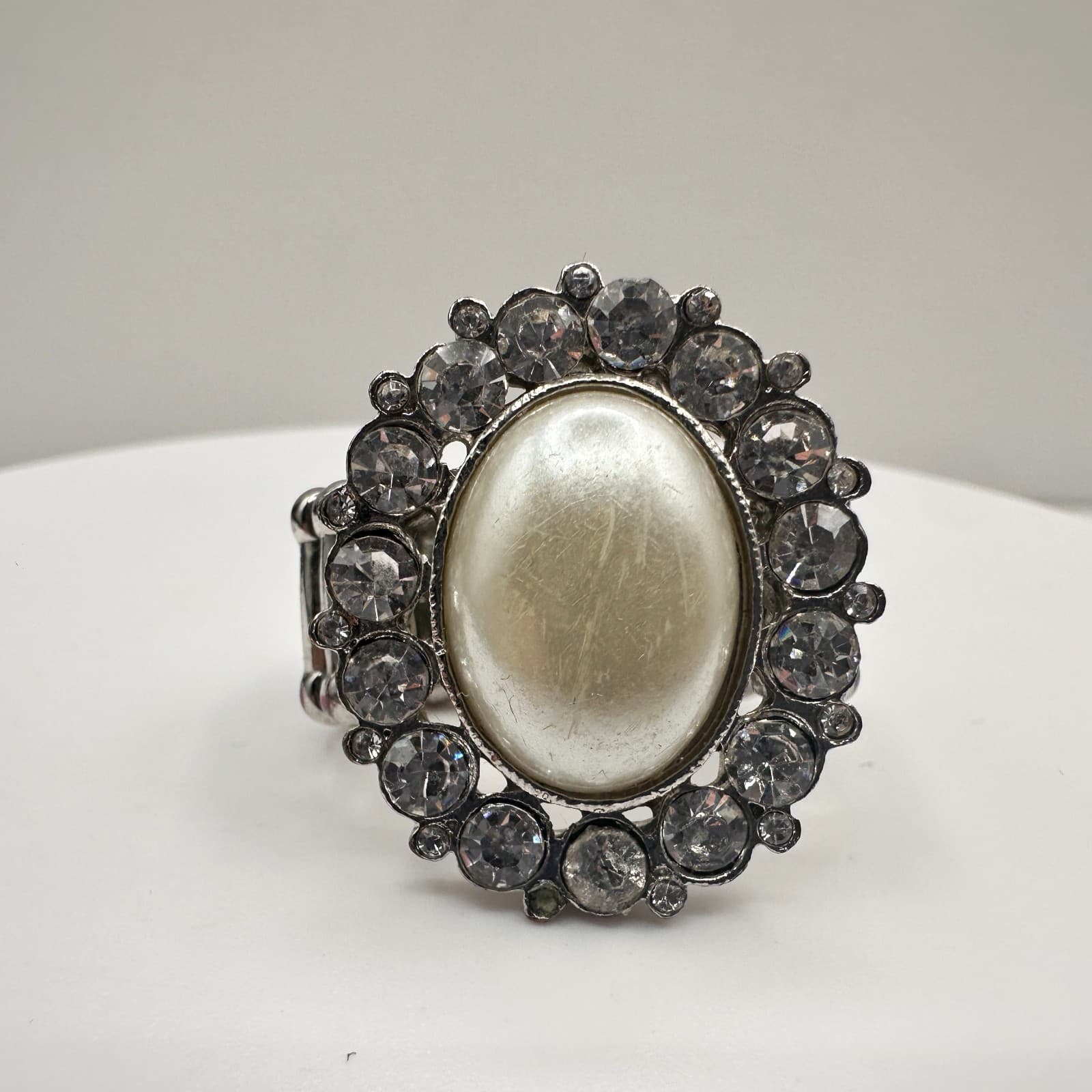 Vintage 90s Faux Pearl Stretch Ring Silver Tone Clear Glass Boho Fashion Jewelry - Image 1
