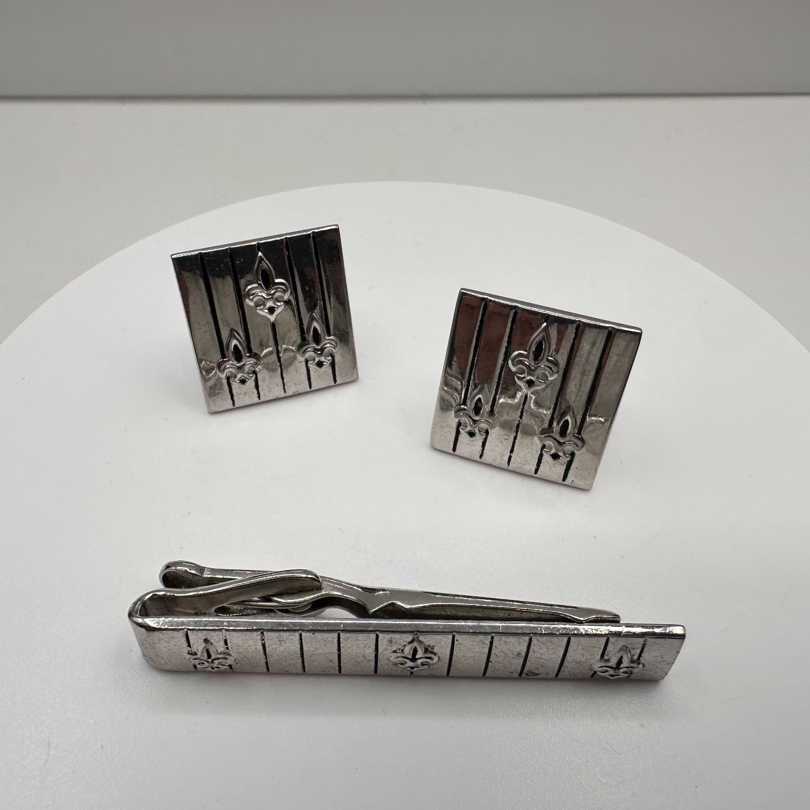 Vintage 90s Swank Silver Tone Fleur De Lis Cufflinks & Tie Clip Set Jewelry - Thumbnail 2