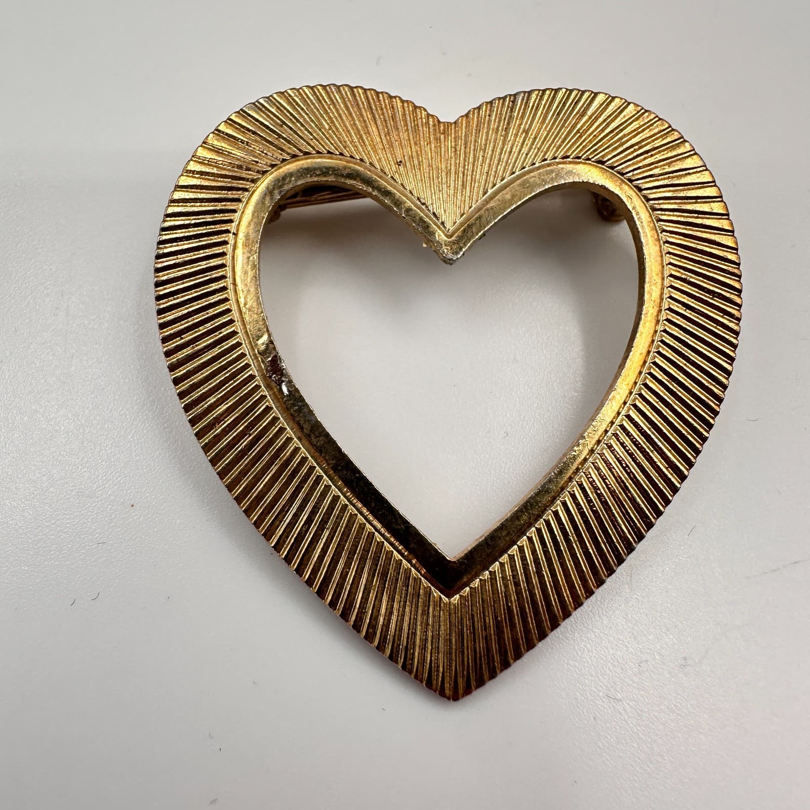 Vintage 80s Gold Tone Heart Brooch Pin Ribbed Texture Open Frame Women's Jewelry - Thumbnail 2