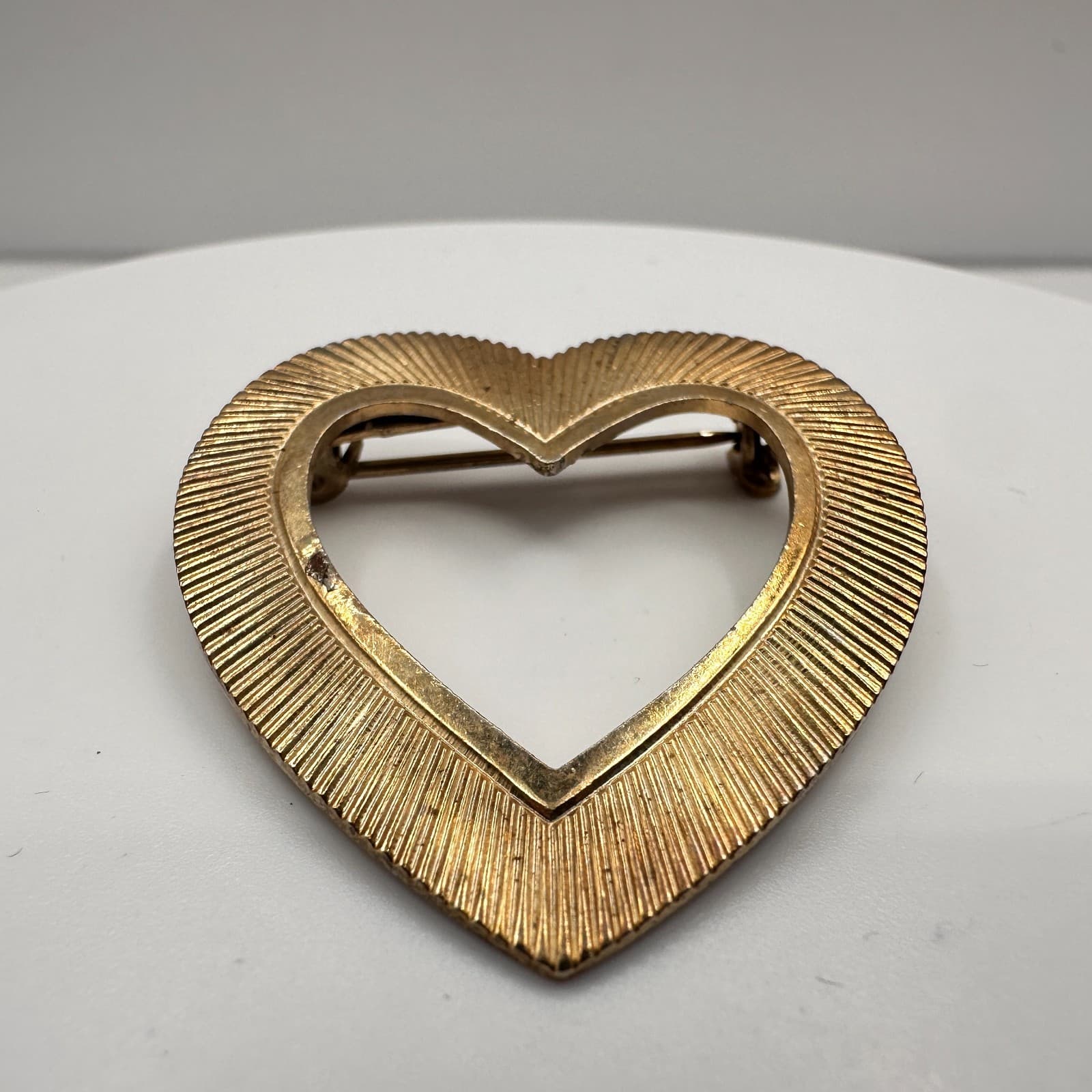 Vintage 80s Gold Tone Heart Brooch Pin Ribbed Texture Open Frame Women's Jewelry - Thumbnail 3
