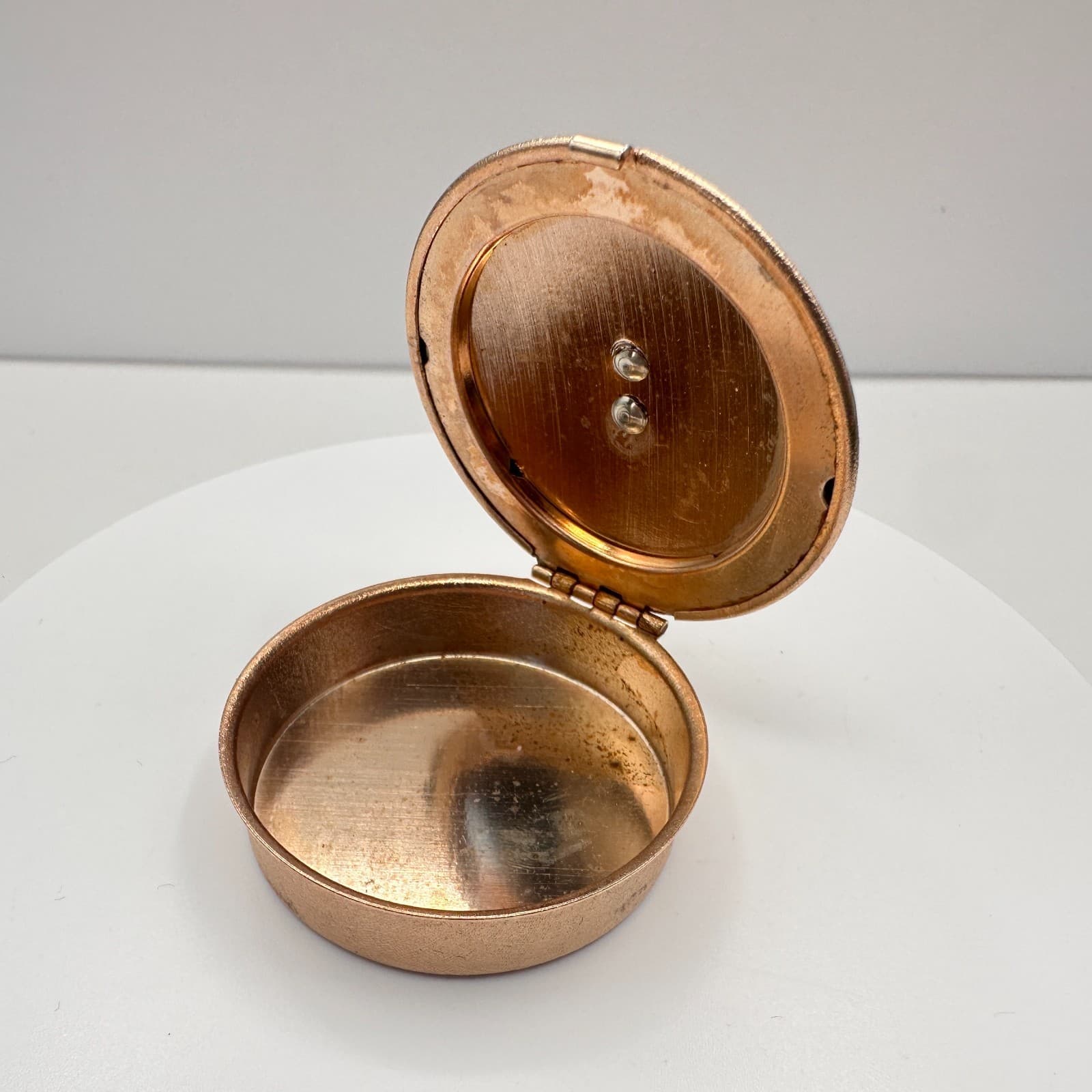 Vintage 80s Round Pill Box Antique Trinket Case Silver Tone Bird Dove Snap Close - Thumbnail 5