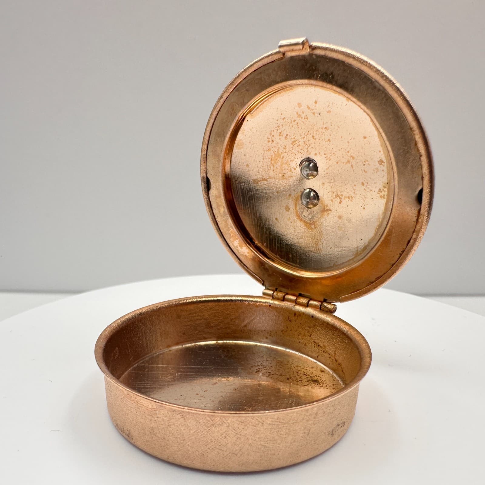 Vintage 80s Round Pill Box Antique Trinket Case Silver Tone Bird Dove Snap Close - Thumbnail 4