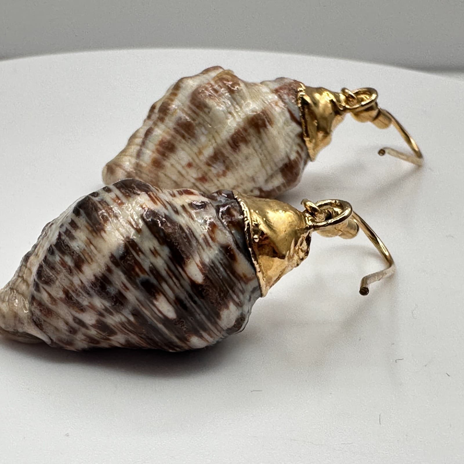 Vintage 90s Sea Shell Dangle Drop Earrings Gold Tone Boho Beach Nautical Jewelry - Thumbnail 3