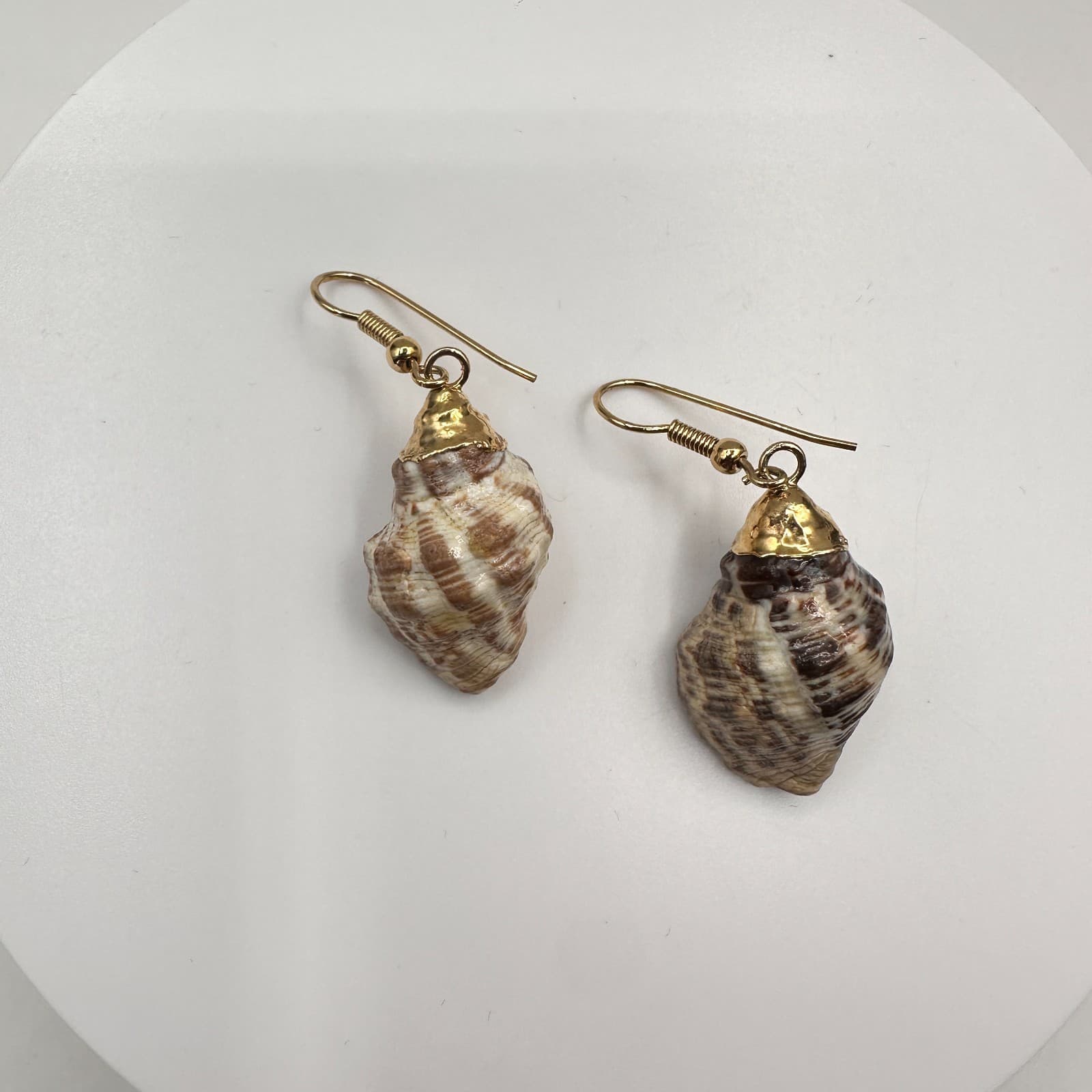 Vintage 90s Sea Shell Dangle Drop Earrings Gold Tone Boho Beach Nautical Jewelry - Image 1