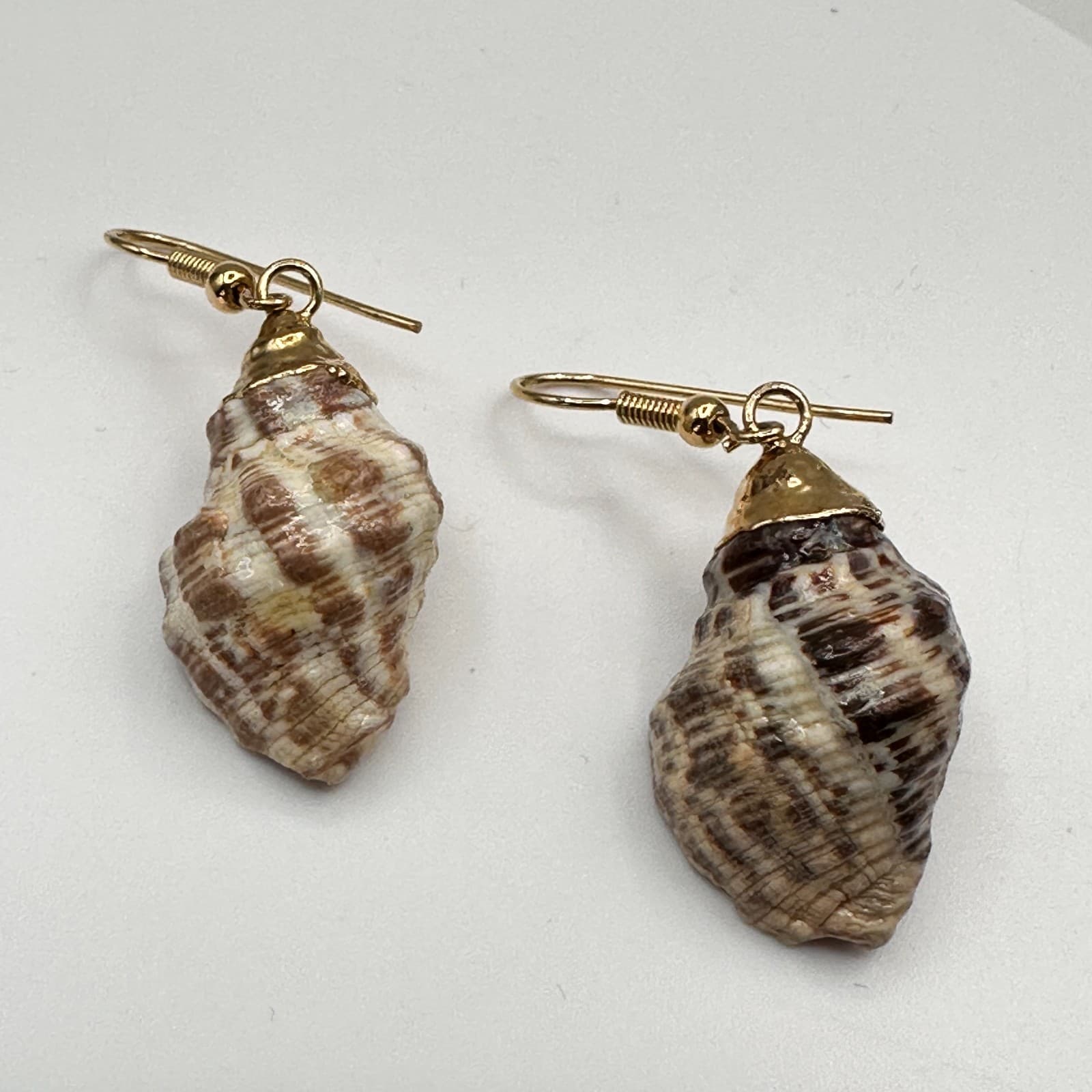 Vintage 90s Sea Shell Dangle Drop Earrings Gold Tone Boho Beach Nautical Jewelry - Thumbnail 2