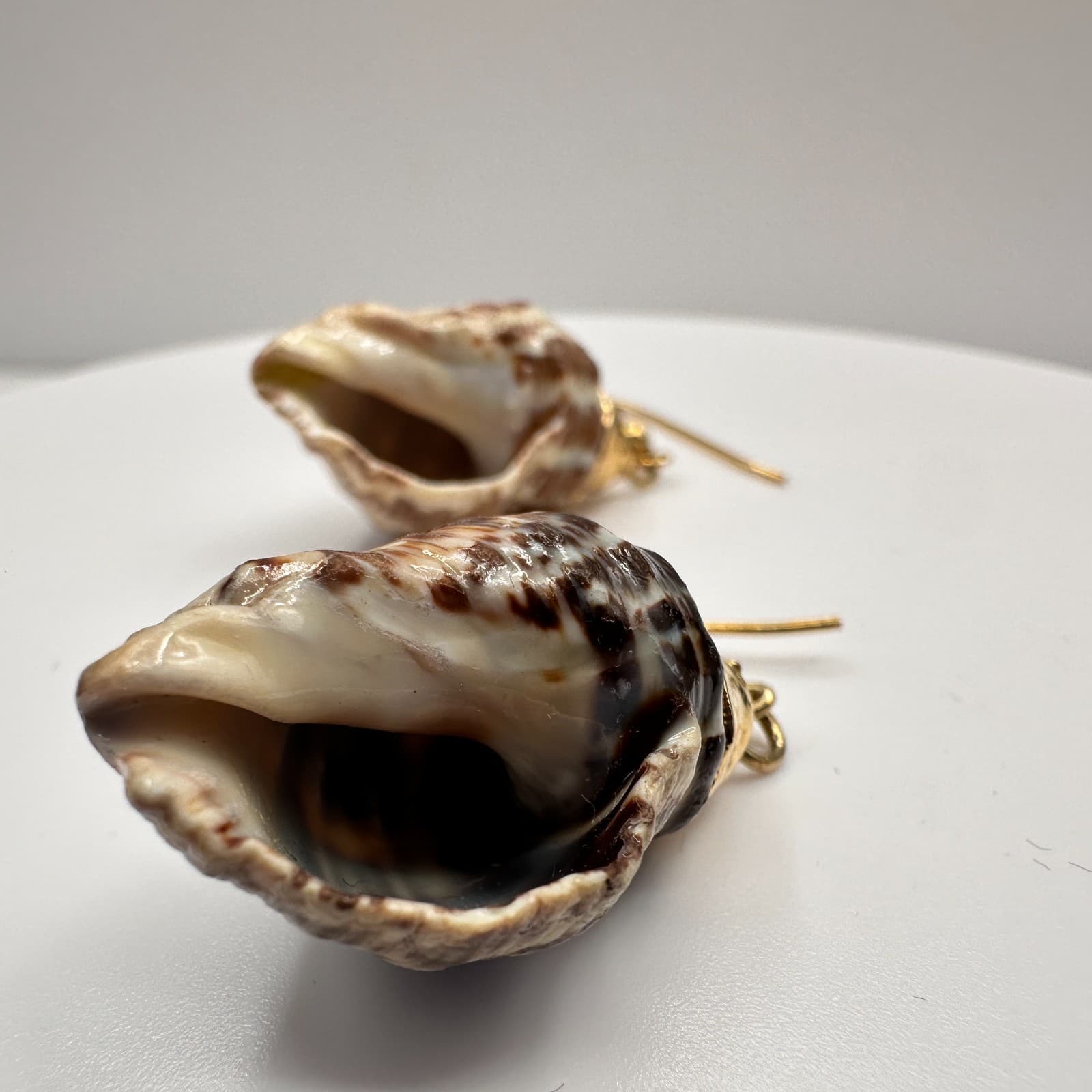 Vintage 90s Sea Shell Dangle Drop Earrings Gold Tone Boho Beach Nautical Jewelry - Thumbnail 6