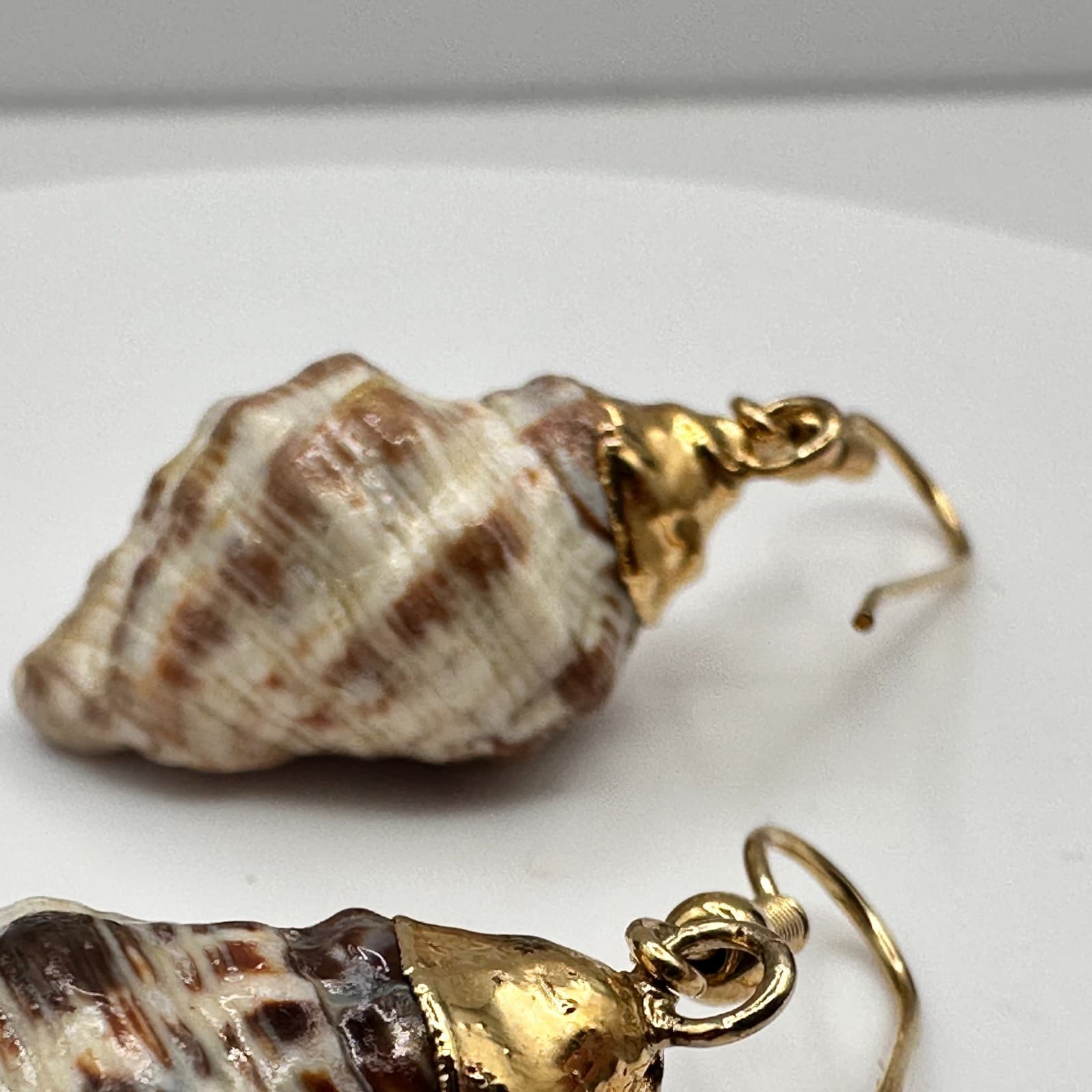 Vintage 90s Sea Shell Dangle Drop Earrings Gold Tone Boho Beach Nautical Jewelry - Thumbnail 4