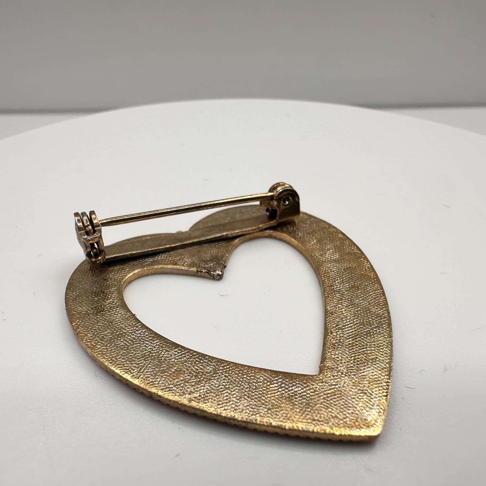 Vintage 80s Gold Tone Heart Brooch Pin Ribbed Texture Open Frame Women's Jewelry - Thumbnail 4