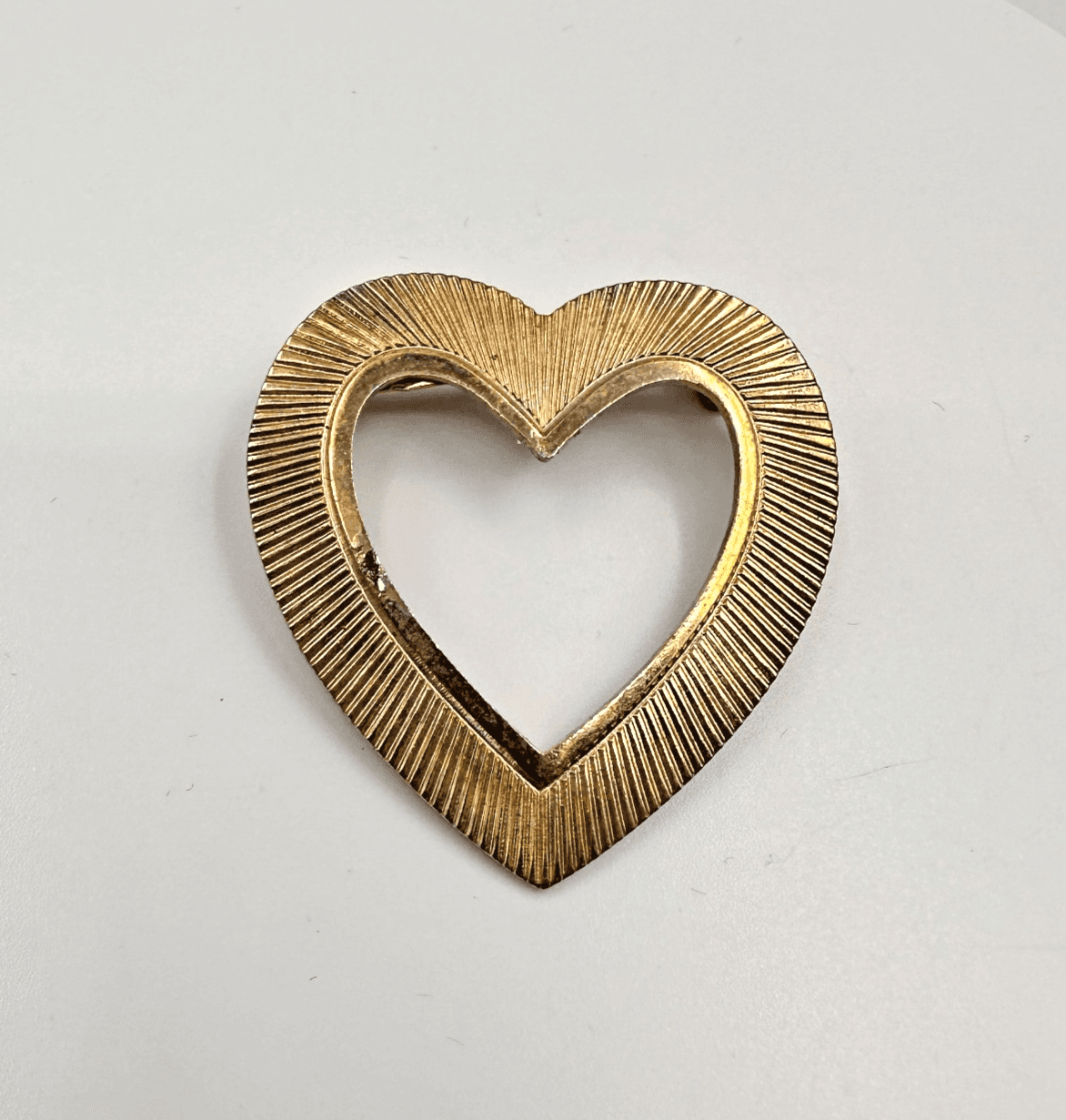 Vintage 80s Gold Tone Heart Brooch Pin Ribbed Texture Open Frame Women's Jewelry - Image 1