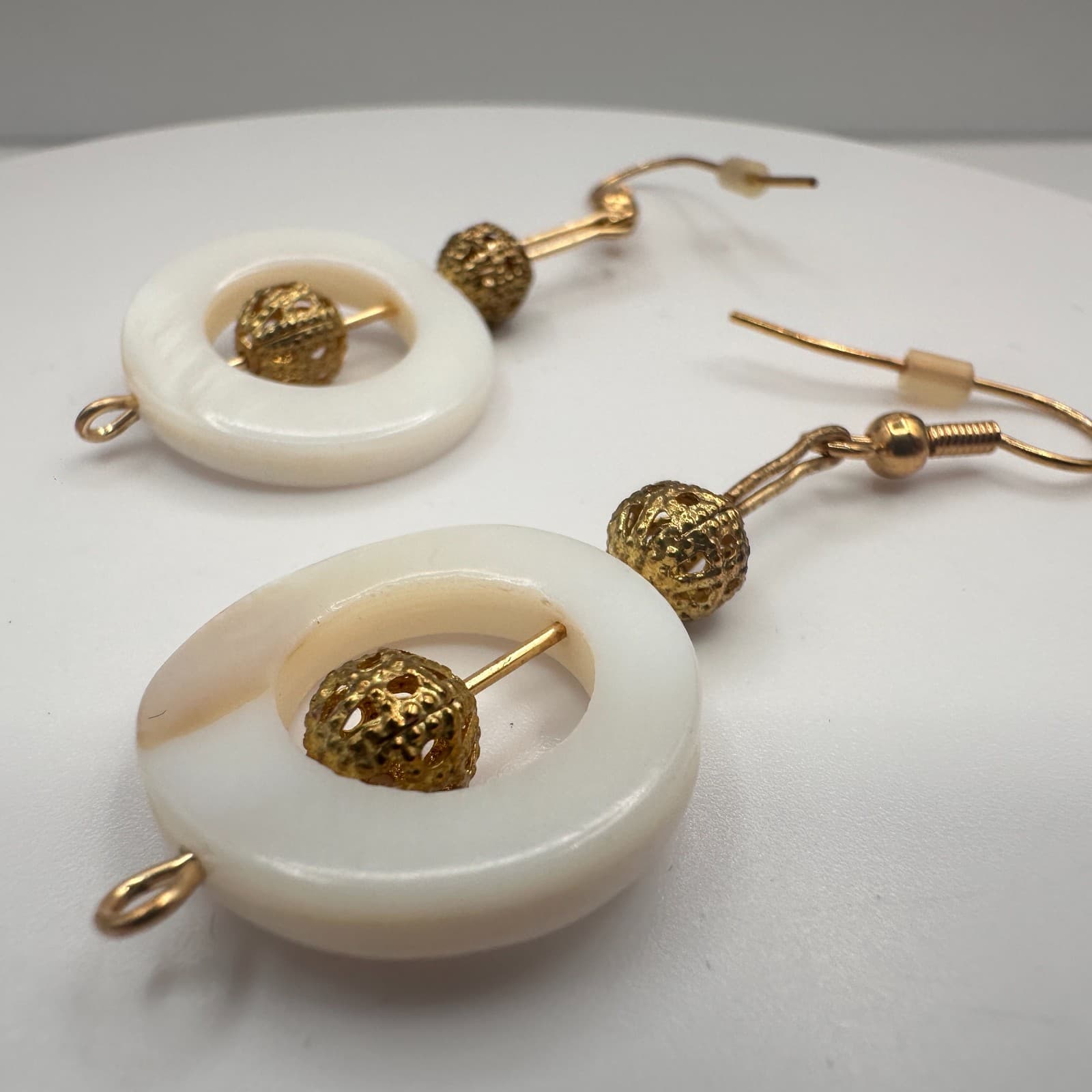 Vintage 90s MOP White Shell Circle Drop Gold Tone Earrings Boho Dangle Fashion - Thumbnail 4