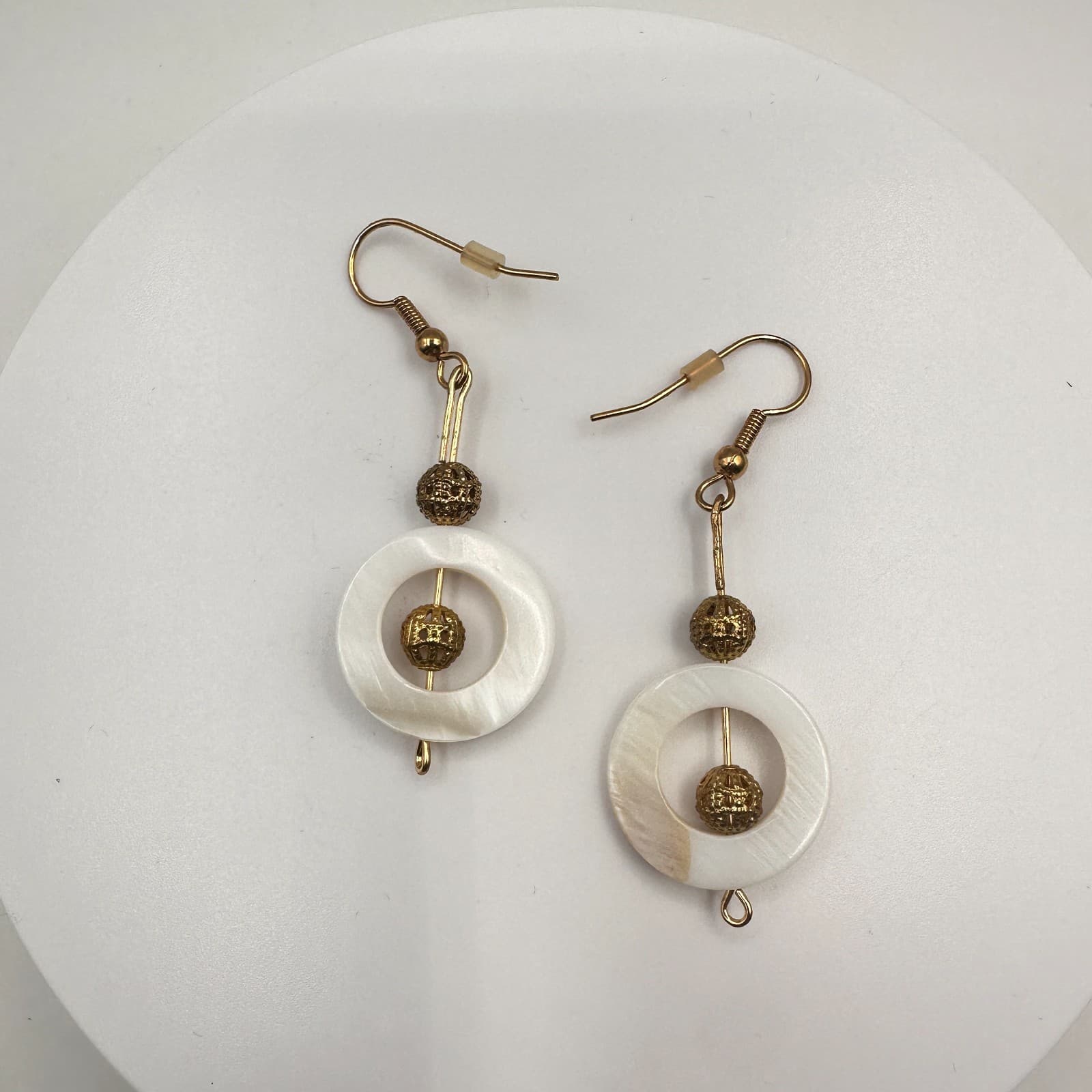 Vintage 90s MOP White Shell Circle Drop Gold Tone Earrings Boho Dangle Fashion - Image 1
