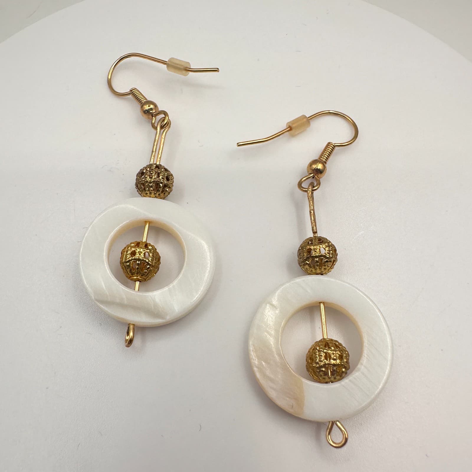 Vintage 90s MOP White Shell Circle Drop Gold Tone Earrings Boho Dangle Fashion - Thumbnail 2