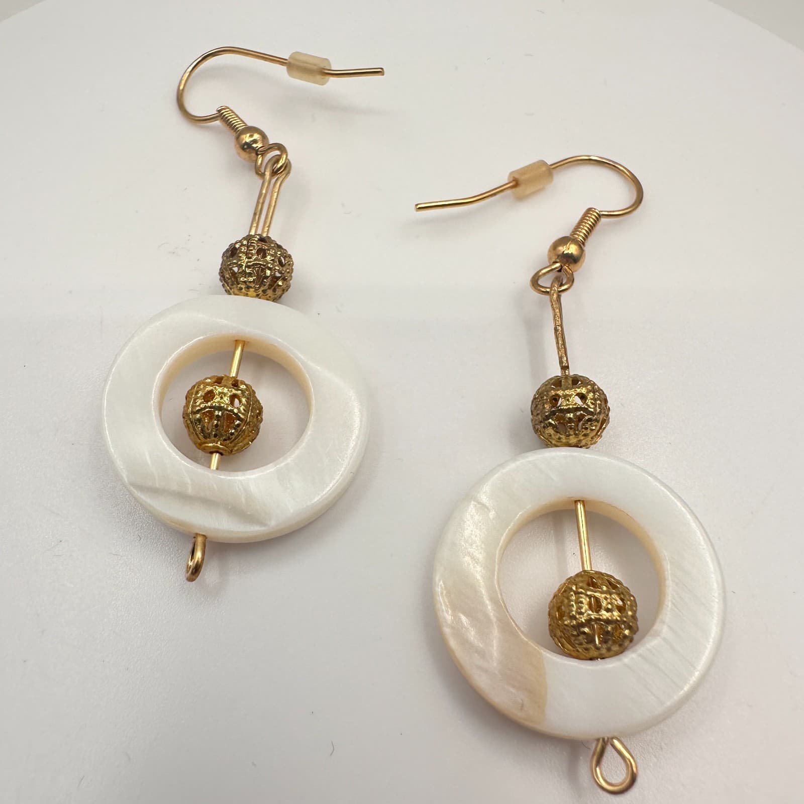 Vintage 90s MOP White Shell Circle Drop Gold Tone Earrings Boho Dangle Fashion - Thumbnail 3