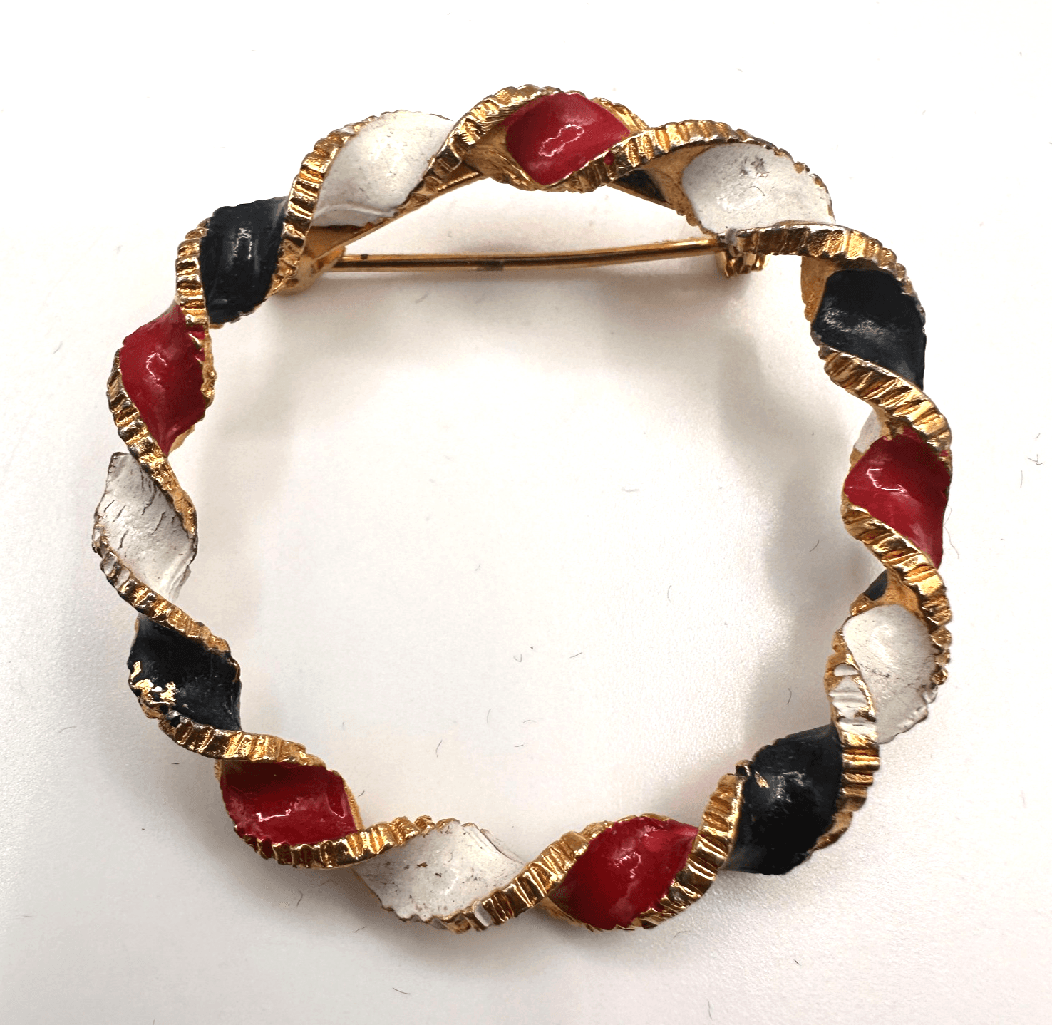 Vintage 80s Gold Tone Enamel Wreath Brooch Nautical Circle Pin Fashion Jewelry - Image 1