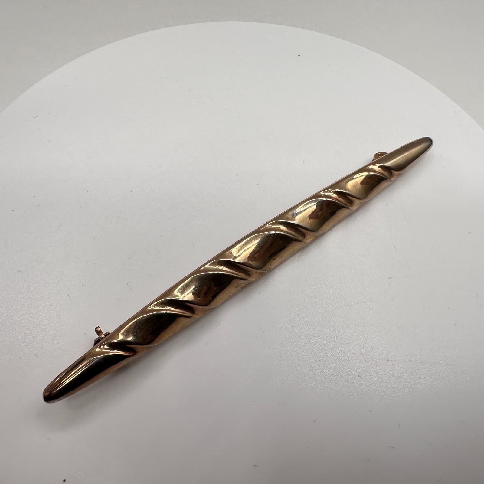 Vintage 80s Gold Tone Twisted Ribbon Bar Brooch Pin Minimalist Modernist Jewelry - Thumbnail 2
