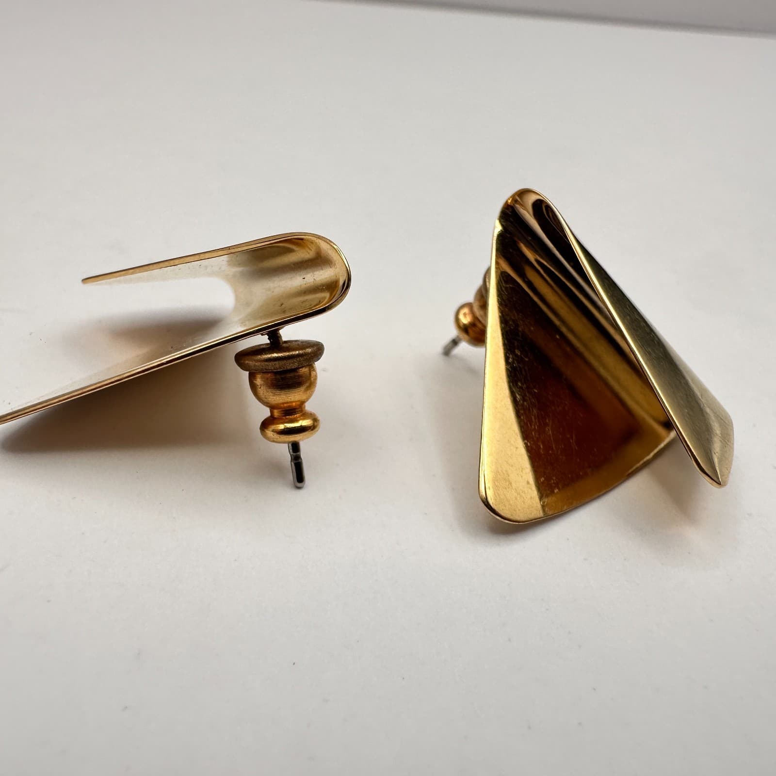 Vintage 80s Gold Tone Geometric Triangle Fold Stud Earrings Modernist Jewelry - Thumbnail 3