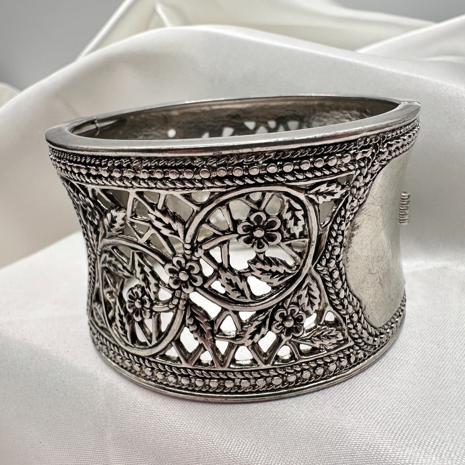 Vintage 90s Silver Tone Floral Wide Cuff Bracelet Women's Classic Jewelry - Thumbnail 4