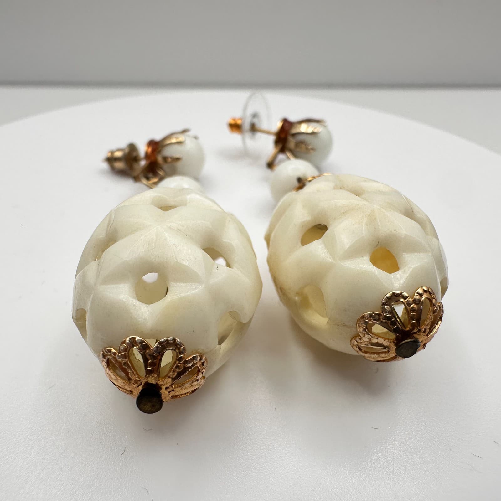Vintage 80s White Carved Geometric Dangle Earrings Gold Tone Women's Jewelry - Thumbnail 3