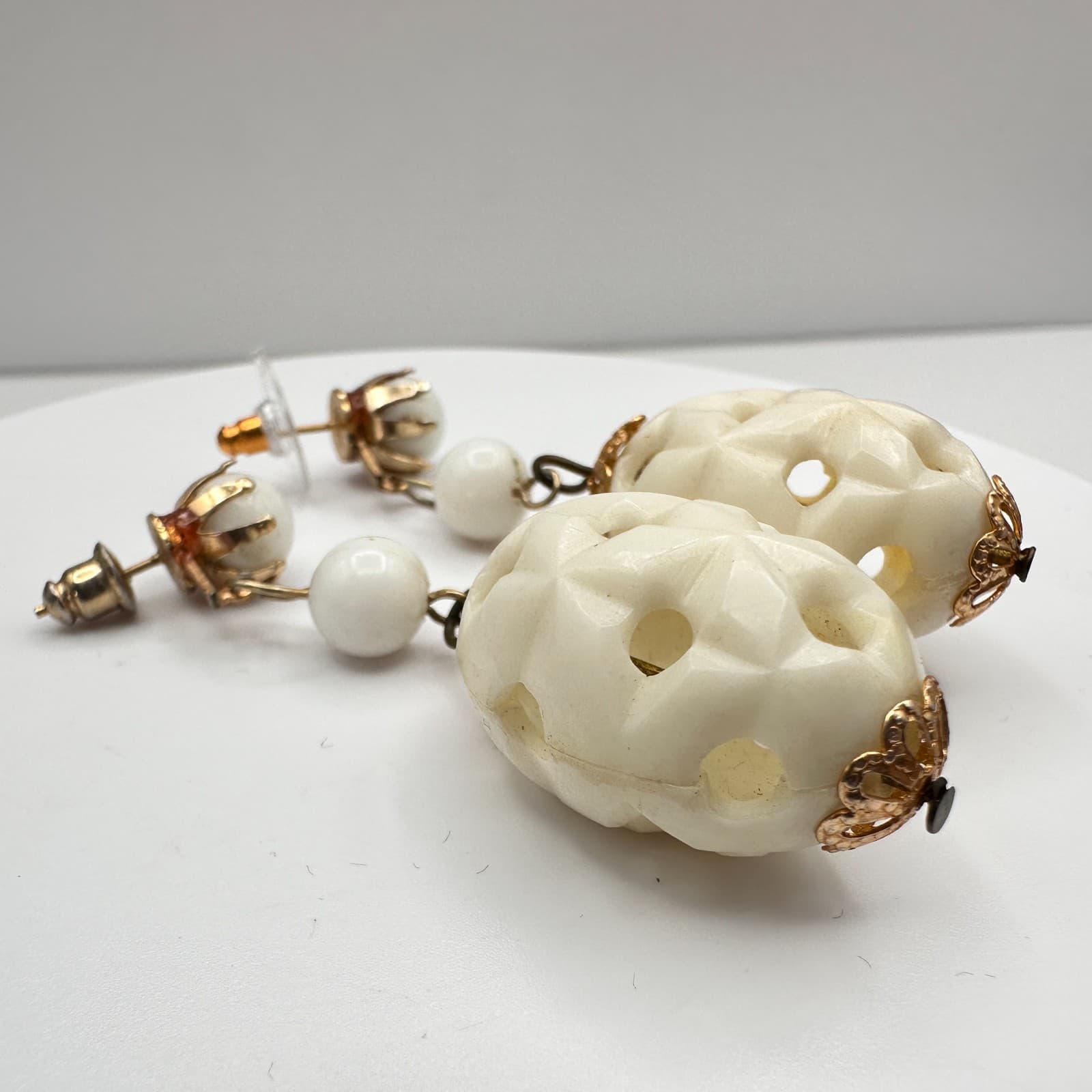 Vintage 80s White Carved Geometric Dangle Earrings Gold Tone Women's Jewelry - Thumbnail 4