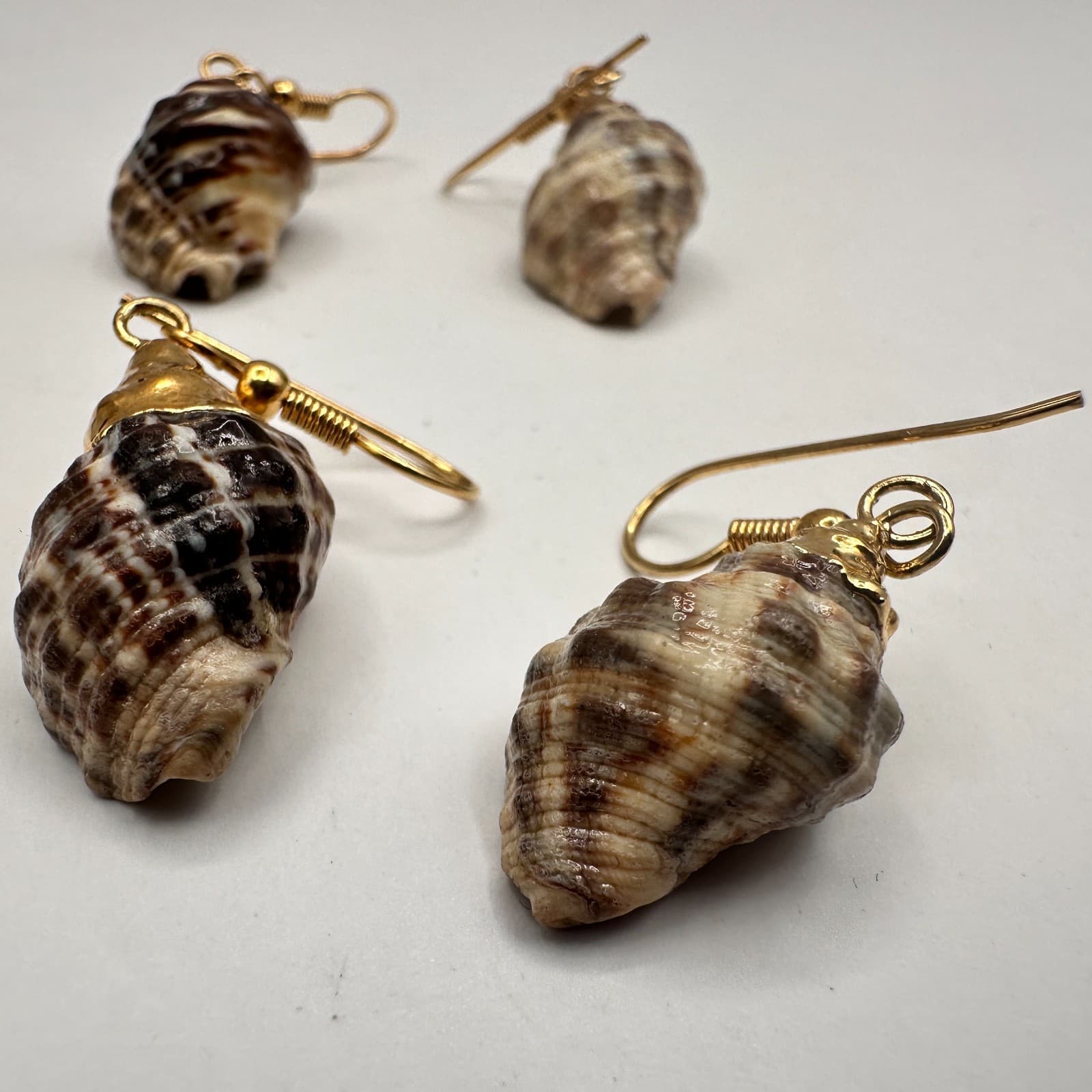 Vintage 90s Sea Shell Dangle Earrings Set of 2 Gold Tone Boho Beach Jewelry - Thumbnail 3