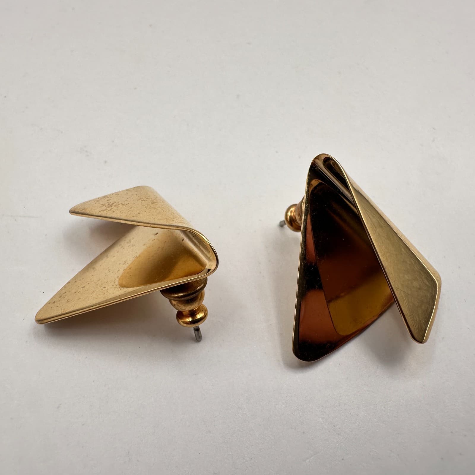 Vintage 80s Gold Tone Geometric Triangle Fold Stud Earrings Modernist Jewelry - Thumbnail 4
