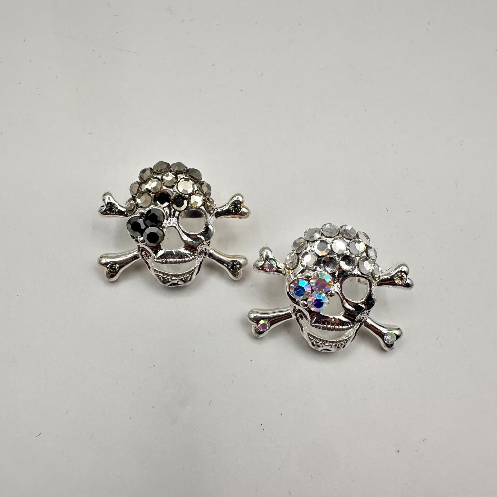 Vintage 90s Silver Tone Skull Brooch Pin Set Rhinestone Classic Fashion Jewelry - Thumbnail 2