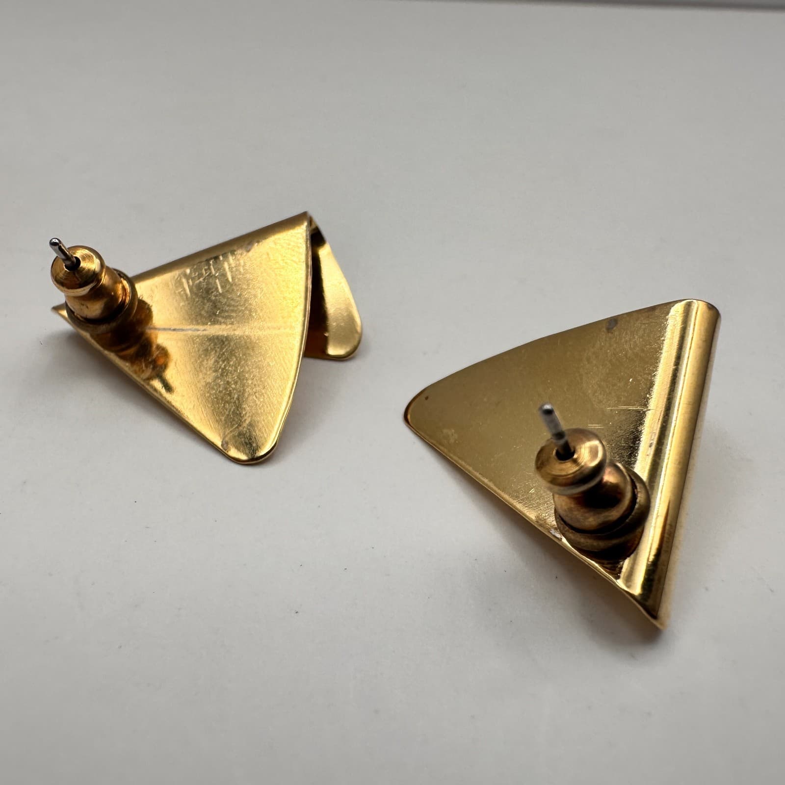 Vintage 80s Gold Tone Geometric Triangle Fold Stud Earrings Modernist Jewelry - Thumbnail 5