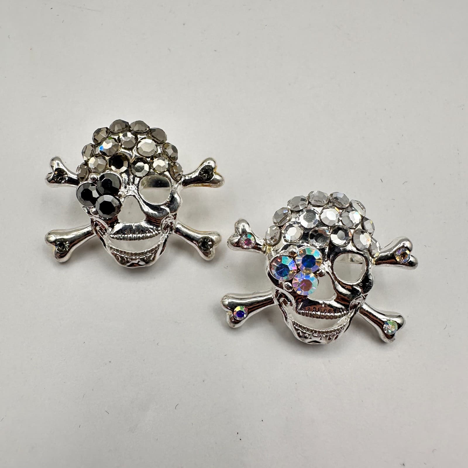 Vintage 90s Silver Tone Skull Brooch Pin Set Rhinestone Classic Fashion Jewelry - Image 1