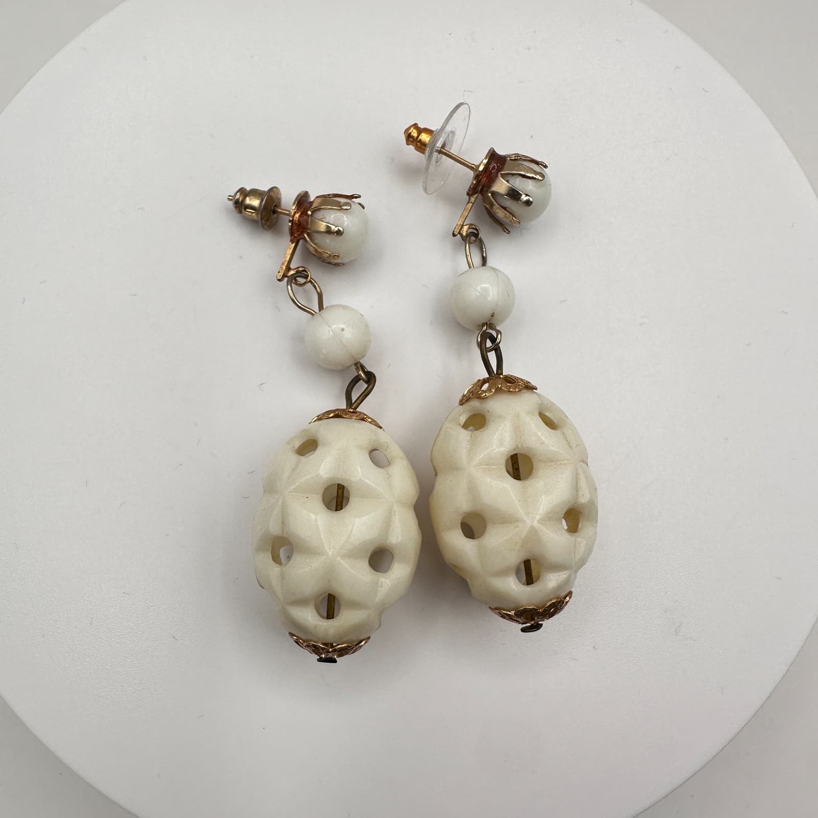 Vintage 80s White Carved Geometric Dangle Earrings Gold Tone Women's Jewelry - Thumbnail 2