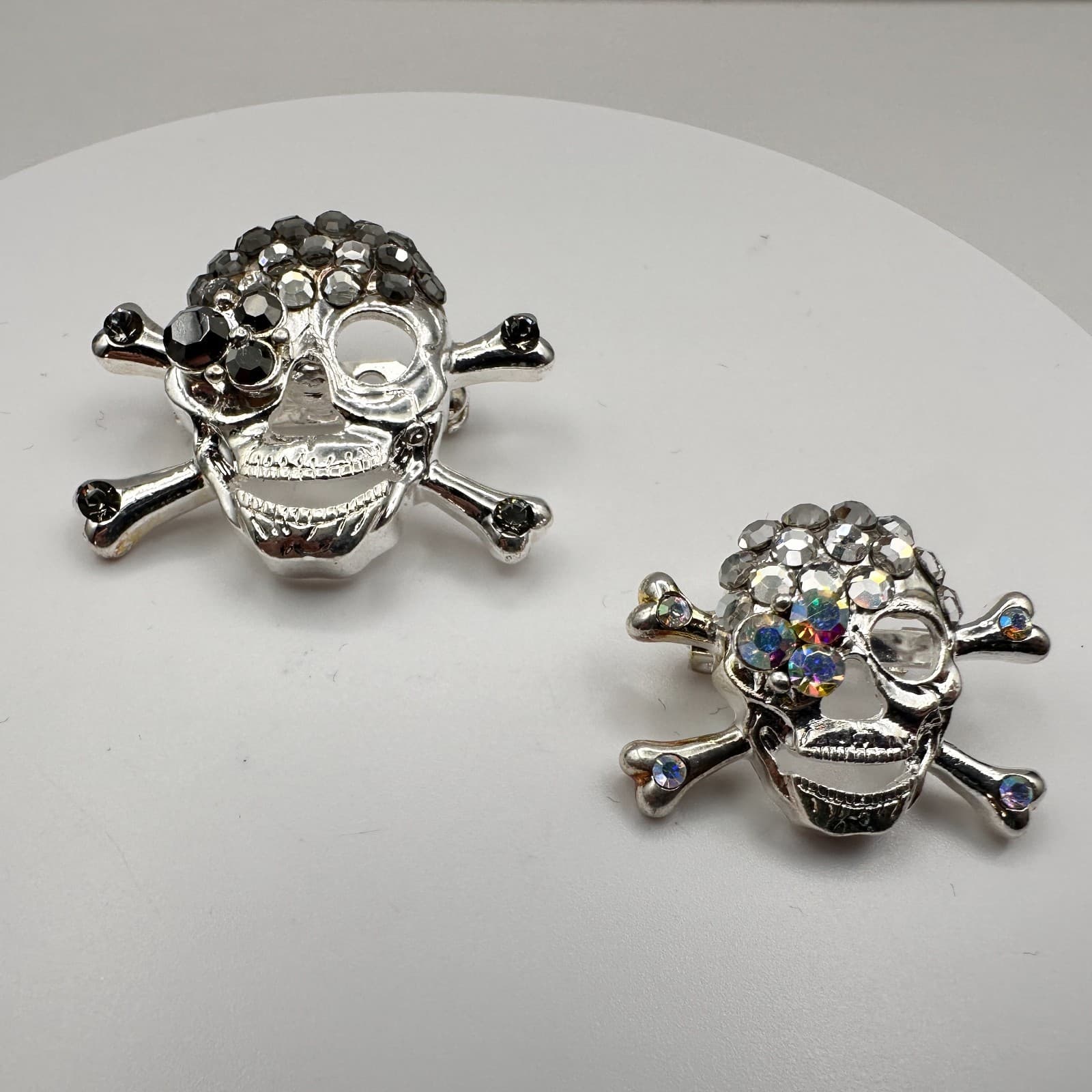Vintage 90s Silver Tone Skull Brooch Pin Set Rhinestone Classic Fashion Jewelry - Thumbnail 2