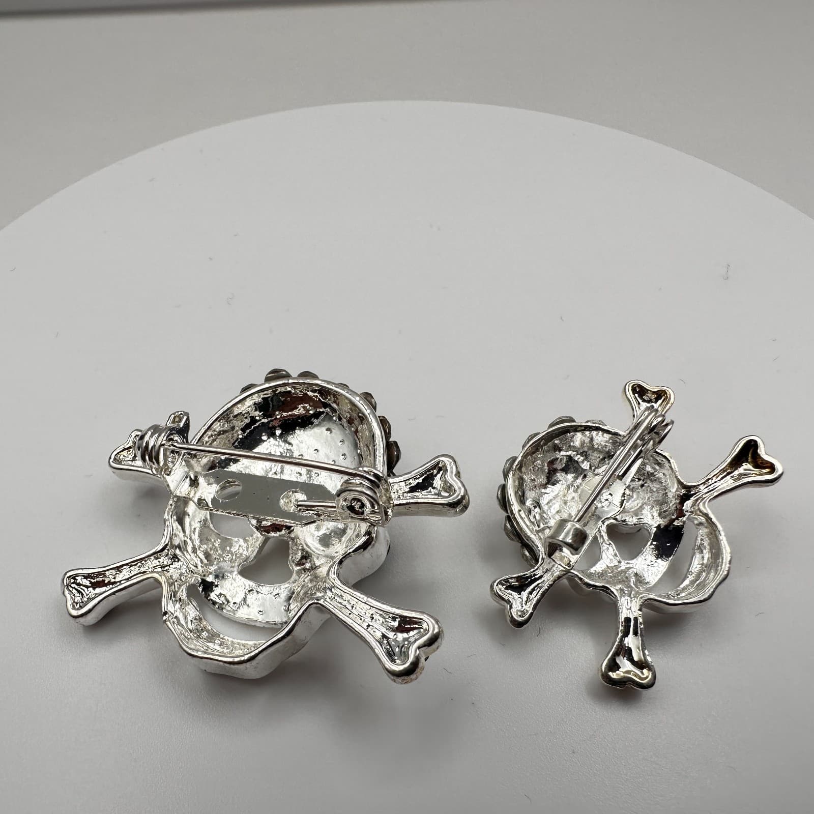 Vintage 90s Silver Tone Skull Brooch Pin Set Rhinestone Classic Fashion Jewelry - Thumbnail 12