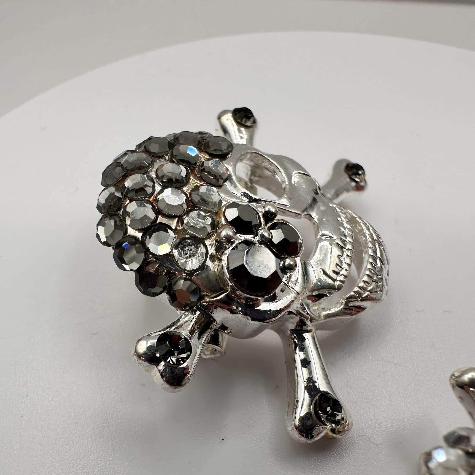 Vintage 90s Silver Tone Skull Brooch Pin Set Rhinestone Classic Fashion Jewelry - Thumbnail 8