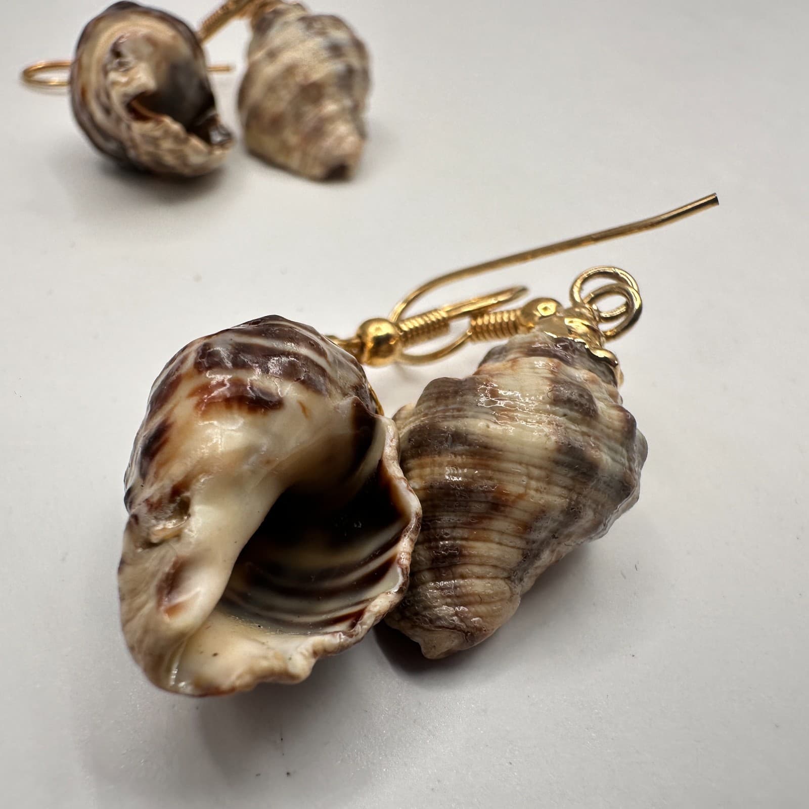 Vintage 90s Sea Shell Dangle Earrings Set of 2 Gold Tone Boho Beach Jewelry - Thumbnail 5