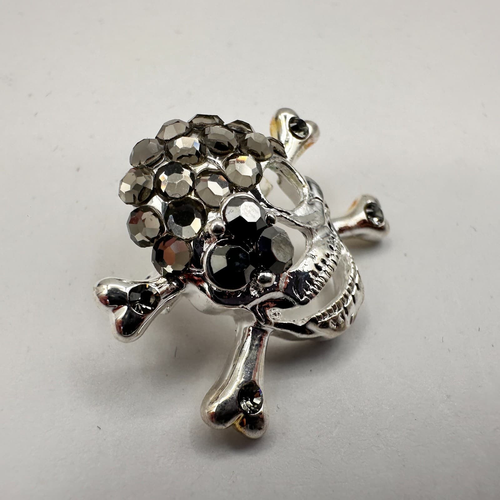 Vintage 90s Silver Tone Skull Brooch Pin Set Rhinestone Classic Fashion Jewelry - Thumbnail 7