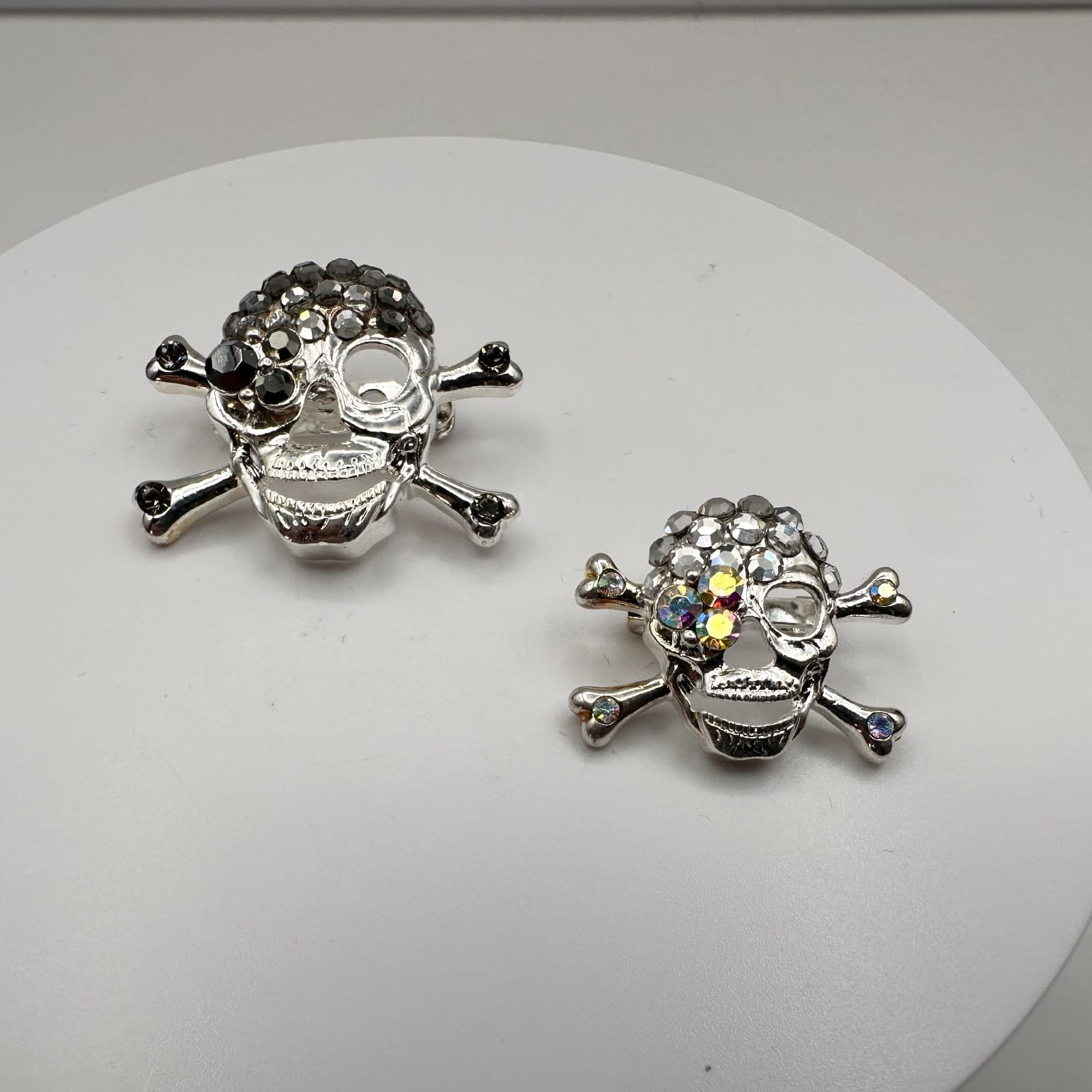 Vintage 90s Silver Tone Skull Brooch Pin Set Rhinestone Classic Fashion Jewelry - Image 1