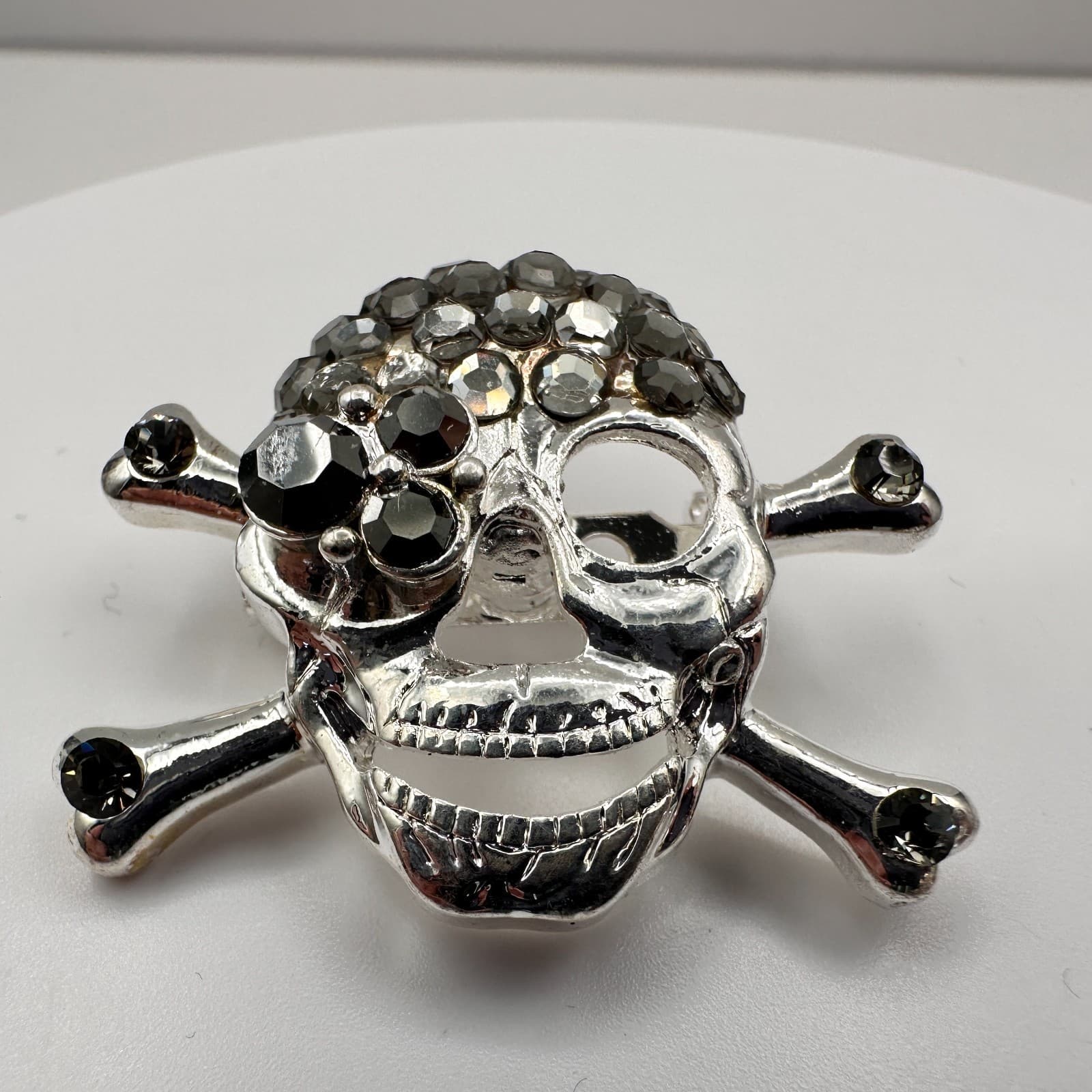 Vintage 90s Silver Tone Skull Brooch Pin Set Rhinestone Classic Fashion Jewelry - Thumbnail 4